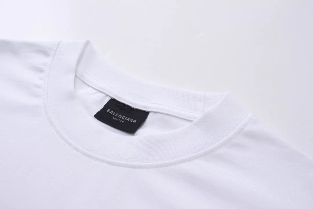 🅿️166 Detailed picture [Top version. Official website quality] BALENCI*GA/Paris. 2024 new style. Short-sleeved T-shirt with sticky notes on the hem. The sticky notes are customized according to Y board quality, and the unique color of the fabric is customized and dyed according to the original product, unlike the ordinary black fabrics on the market. Brick cabinets are synchronized. Genuine products are developed at the first time, and you can print and compare! The fabric is made of Paris ZP custom-woven and dyed cotton double yarn. Weighing 260 grams, the cloth surface is clean. The cloth pattern is clear, soft and comfortable. The threads are dyed with no color difference. The sticky note labels are made of original imported labels and should not turn yellow or fall off. The version adopts OS loose shoulder design. Same style for men and women. Code: BL223356 Color: dark purple, white, yellow. Size: XS to L