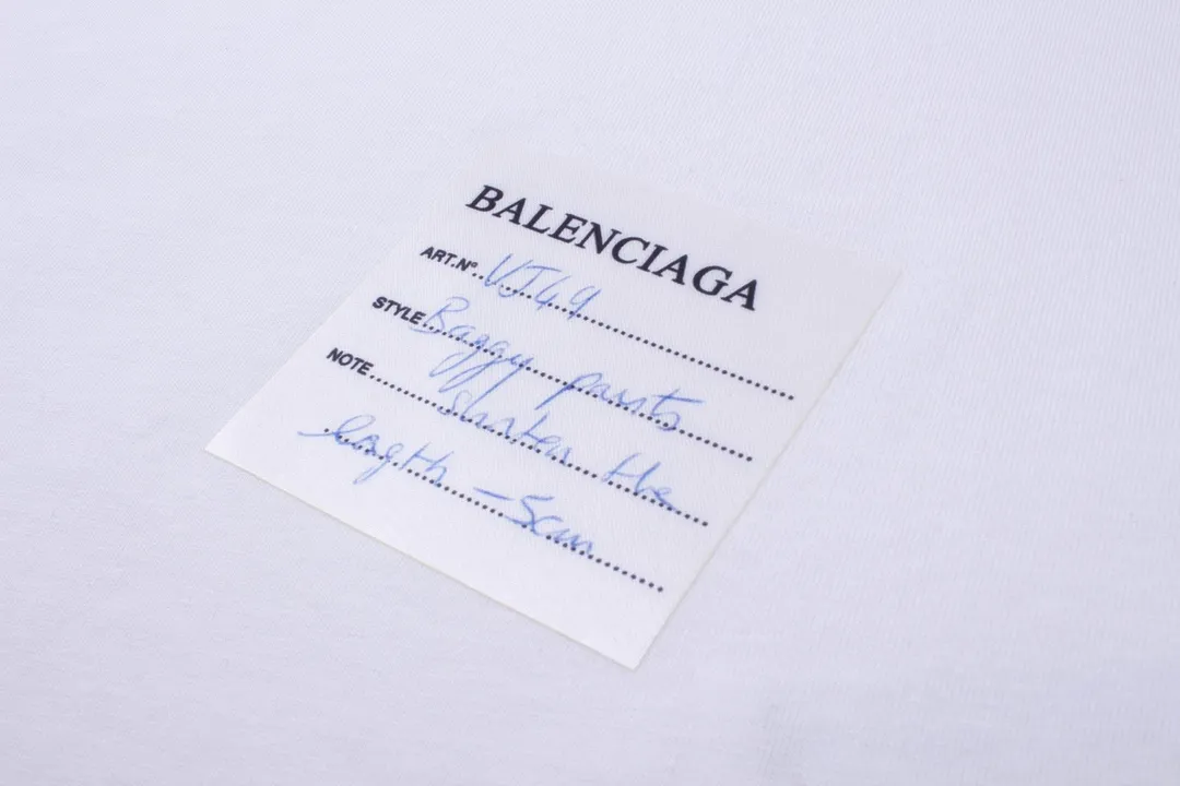 🅿️166 Detailed picture [Top version. Official website quality] BALENCI*GA/Paris. 2024 new style. Short-sleeved T-shirt with sticky notes on the hem. The sticky notes are customized according to Y board quality, and the unique color of the fabric is customized and dyed according to the original product, unlike the ordinary black fabrics on the market. Brick cabinets are synchronized. Genuine products are developed at the first time, and you can print and compare! The fabric is made of Paris ZP custom-woven and dyed cotton double yarn. Weighing 260 grams, the cloth surface is clean. The cloth pattern is clear, soft and comfortable. The threads are dyed with no color difference. The sticky note labels are made of original imported labels and should not turn yellow or fall off. The version adopts OS loose shoulder design. Same style for men and women. Code: BL223356 Color: dark purple, white, yellow. Size: XS to L