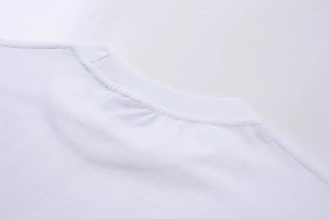 🅿️166 Detailed picture [Top version. Official website quality] BALENCI*GA/Paris. 2024 new style. Short-sleeved T-shirt with sticky notes on the hem. The sticky notes are customized according to Y board quality, and the unique color of the fabric is customized and dyed according to the original product, unlike the ordinary black fabrics on the market. Brick cabinets are synchronized. Genuine products are developed at the first time, and you can print and compare! The fabric is made of Paris ZP custom-woven and dyed cotton double yarn. Weighing 260 grams, the cloth surface is clean. The cloth pattern is clear, soft and comfortable. The threads are dyed with no color difference. The sticky note labels are made of original imported labels and should not turn yellow or fall off. The version adopts OS loose shoulder design. Same style for men and women. Code: BL223356 Color: dark purple, white, yellow. Size: XS to L