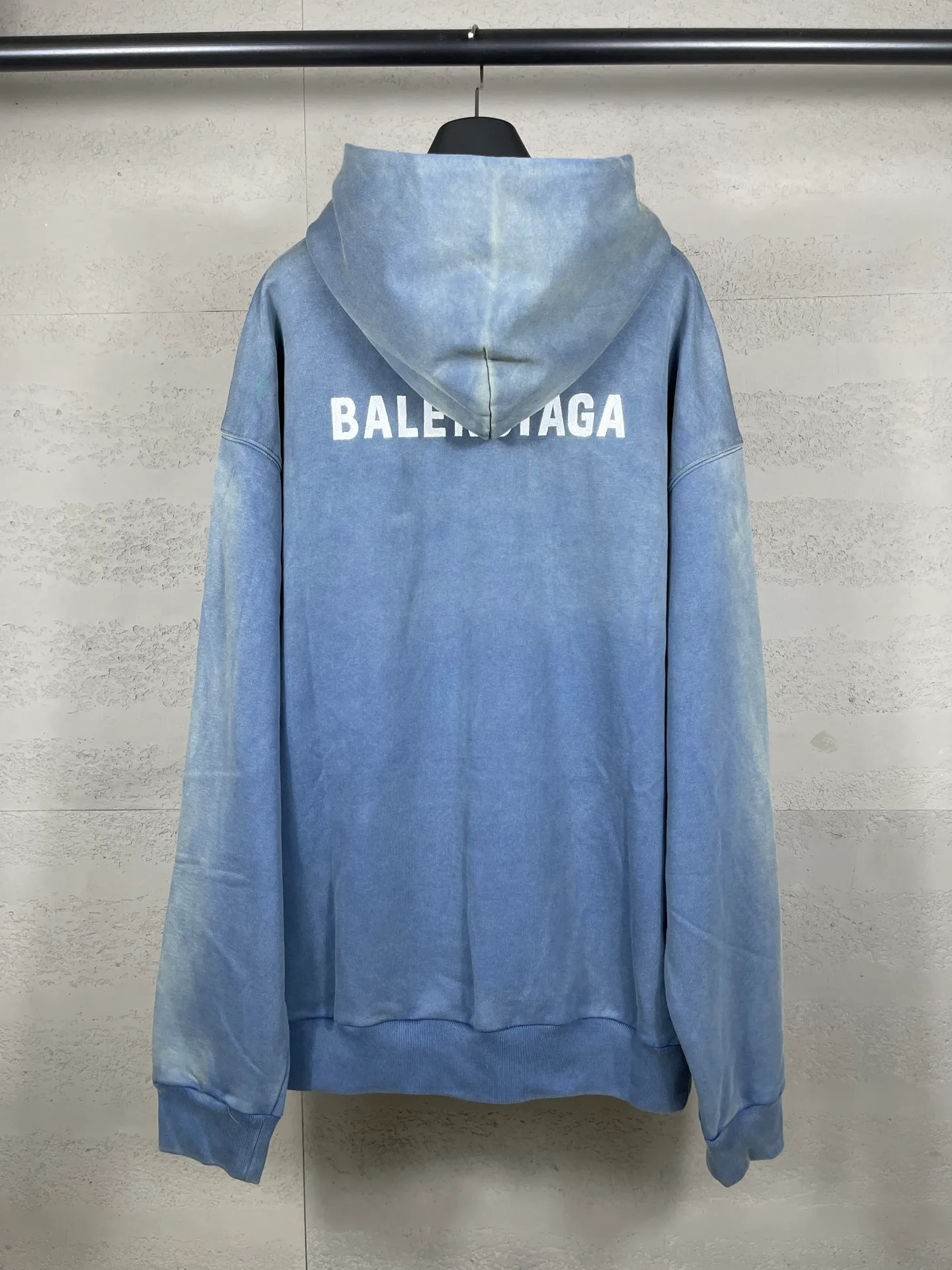 🅿️340 real photos [Top version. Official website quality] BALENCI*G*/25 new autumn and winter style. Washed and distressed hooded sweatshirt with Paris LOGO embroidered on the front and back. Ready-made garments are sprayed with horse wash to make them look old. The fabric adopts batik process. SS25 latest model. Research and development at the first time, different market currencies. Comparisons welcome. The fabric is made of Paris ZP custom-woven, custom-dyed and batik cotton sweatshirt. Weighing 460 grams, the cloth surface is clean. The cloth pattern is clear, soft and comfortable. The threads are dyed with no color difference. The embroidery is done with embroidery machines imported from Tajima, and the garments are washed and worn to make them look old. Jubie market currency. Welcome to compare. The version adopts OS loose shoulder style. Same style for men and women. Code: BL259935 Color: washed purple, washed blue Size: XS S M L