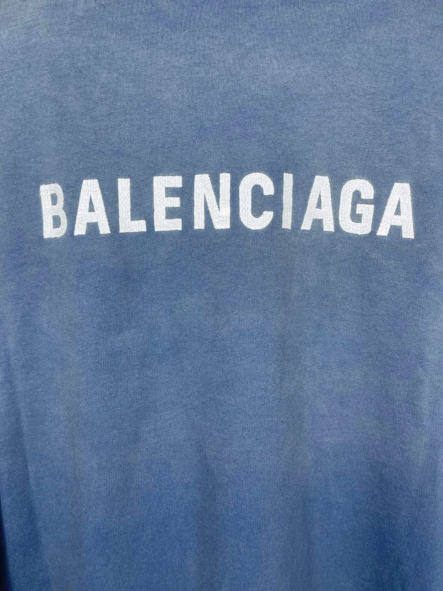 🅿️340 real photos [Top version. Official website quality] BALENCI*G*/25 new autumn and winter style. Washed and distressed hooded sweatshirt with Paris LOGO embroidered on the front and back. Ready-made garments are sprayed with horse wash to make them look old. The fabric adopts batik process. SS25 latest model. Research and development at the first time, different market currencies. Comparisons welcome. The fabric is made of Paris ZP custom-woven, custom-dyed and batik cotton sweatshirt. Weighing 460 grams, the cloth surface is clean. The cloth pattern is clear, soft and comfortable. The threads are dyed with no color difference. The embroidery is done with embroidery machines imported from Tajima, and the garments are washed and worn to make them look old. Jubie market currency. Welcome to compare. The version adopts OS loose shoulder style. Same style for men and women. Code: BL259935 Color: washed purple, washed blue Size: XS S M L