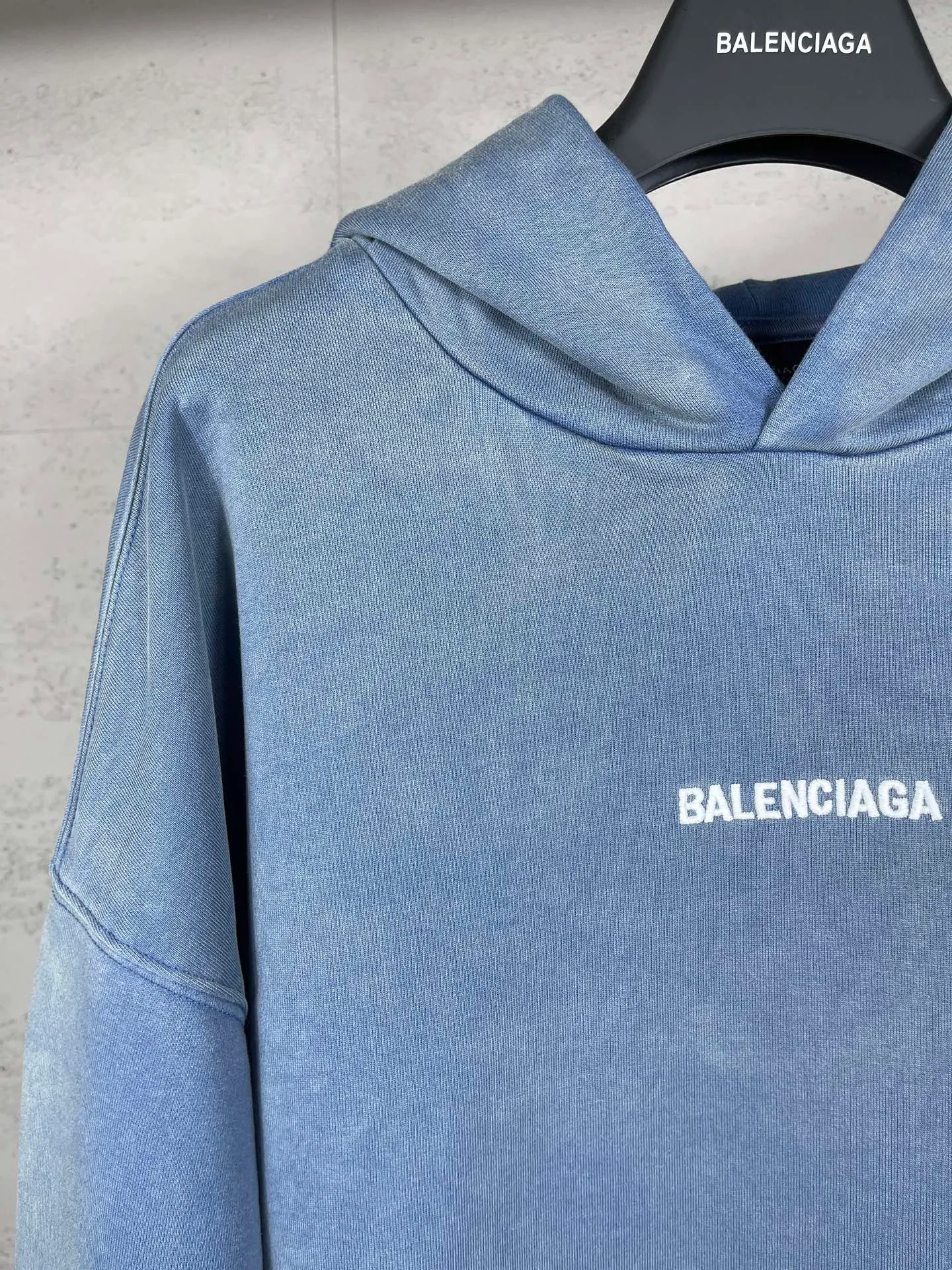 🅿️340 real photos [Top version. Official website quality] BALENCI*G*/25 new autumn and winter style. Washed and distressed hooded sweatshirt with Paris LOGO embroidered on the front and back. Ready-made garments are sprayed with horse wash to make them look old. The fabric adopts batik process. SS25 latest model. Research and development at the first time, different market currencies. Comparisons welcome. The fabric is made of Paris ZP custom-woven, custom-dyed and batik cotton sweatshirt. Weighing 460 grams, the cloth surface is clean. The cloth pattern is clear, soft and comfortable. The threads are dyed with no color difference. The embroidery is done with embroidery machines imported from Tajima, and the garments are washed and worn to make them look old. Jubie market currency. Welcome to compare. The version adopts OS loose shoulder style. Same style for men and women. Code: BL259935 Color: washed purple, washed blue Size: XS S M L