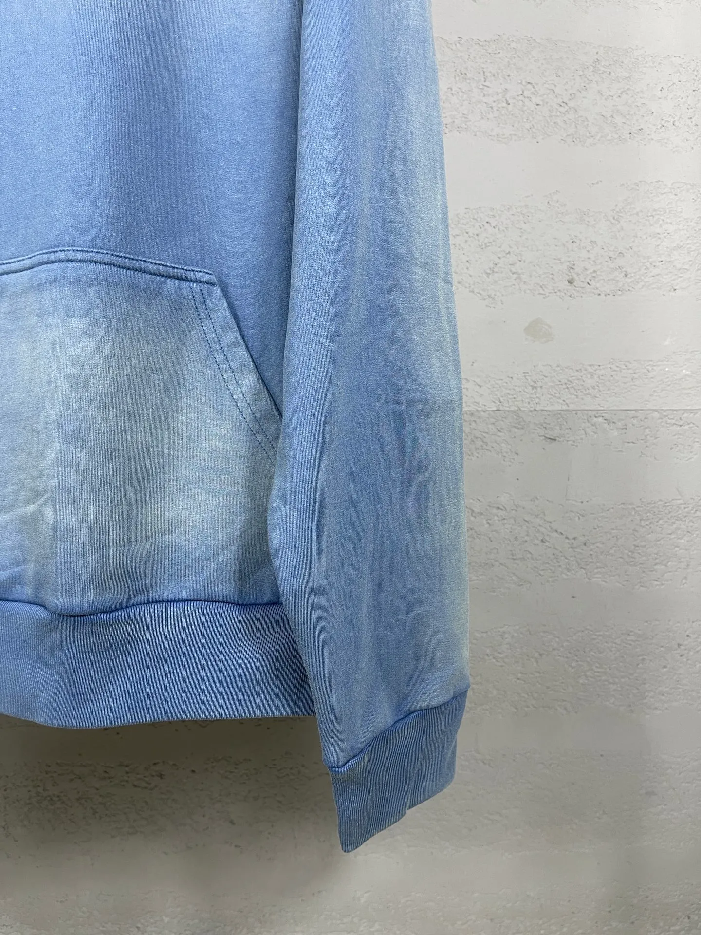 🅿️340 real photos [Top version. Official website quality] BALENCI*G*/25 new autumn and winter style. Washed and distressed hooded sweatshirt with Paris LOGO embroidered on the front and back. Ready-made garments are sprayed with horse wash to make them look old. The fabric adopts batik process. SS25 latest model. Research and development at the first time, different market currencies. Comparisons welcome. The fabric is made of Paris ZP custom-woven, custom-dyed and batik cotton sweatshirt. Weighing 460 grams, the cloth surface is clean. The cloth pattern is clear, soft and comfortable. The threads are dyed with no color difference. The embroidery is done with embroidery machines imported from Tajima, and the garments are washed and worn to make them look old. Jubie market currency. Welcome to compare. The version adopts OS loose shoulder style. Same style for men and women. Code: BL259935 Color: washed purple, washed blue Size: XS S M L