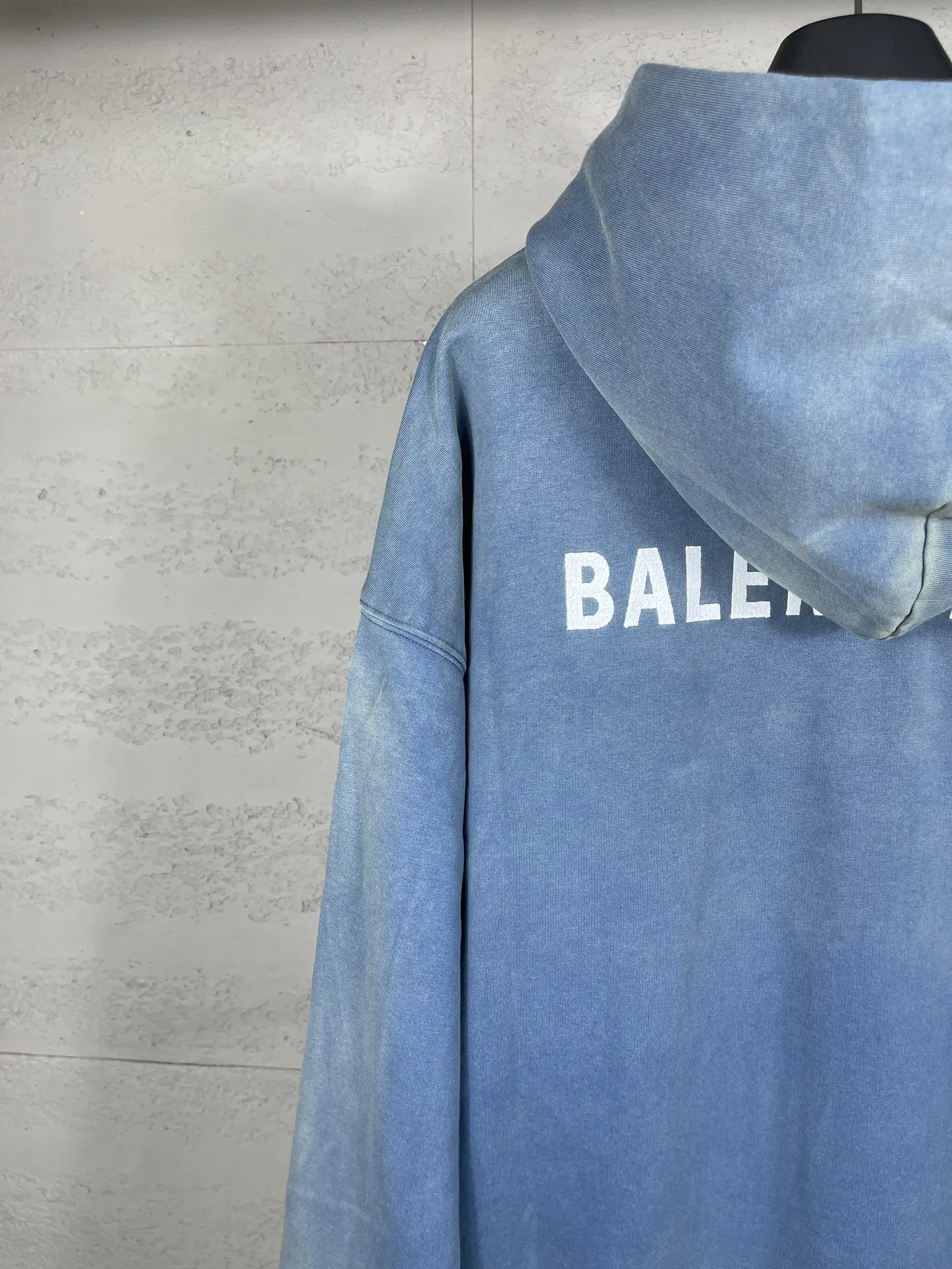 🅿️340 real photos [Top version. Official website quality] BALENCI*G*/25 new autumn and winter style. Washed and distressed hooded sweatshirt with Paris LOGO embroidered on the front and back. Ready-made garments are sprayed with horse wash to make them look old. The fabric adopts batik process. SS25 latest model. Research and development at the first time, different market currencies. Comparisons welcome. The fabric is made of Paris ZP custom-woven, custom-dyed and batik cotton sweatshirt. Weighing 460 grams, the cloth surface is clean. The cloth pattern is clear, soft and comfortable. The threads are dyed with no color difference. The embroidery is done with embroidery machines imported from Tajima, and the garments are washed and worn to make them look old. Jubie market currency. Welcome to compare. The version adopts OS loose shoulder style. Same style for men and women. Code: BL259935 Color: washed purple, washed blue Size: XS S M L