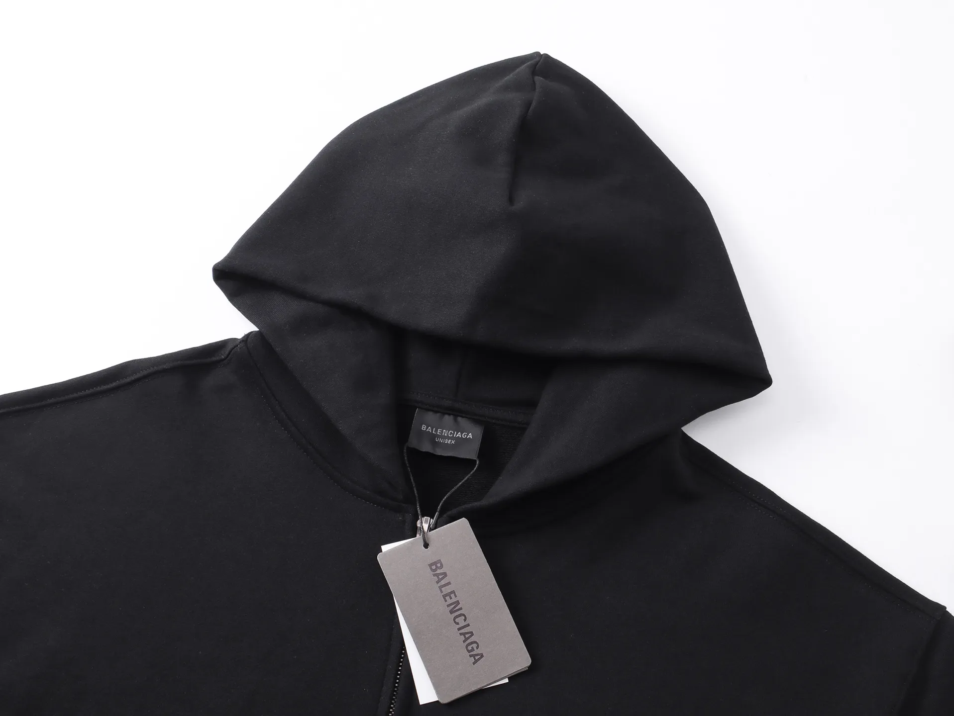 🅿️390 - BALENCI*GA Paris Food Agency co-branded hooded zipper sweatshirt. The pattern is printed with environmentally friendly foam glue. Customized matching hardware. The letters are clear. The effect is three-dimensional. Exclusively matched to the pattern, woven and dyed 460g fabric. Threads are dyed in the same vat with zero color difference. Brick cabinet synchronization. Welcome to compare. Same style for men and women -Color: black -SIZE: Xs S M L Style number 8976#