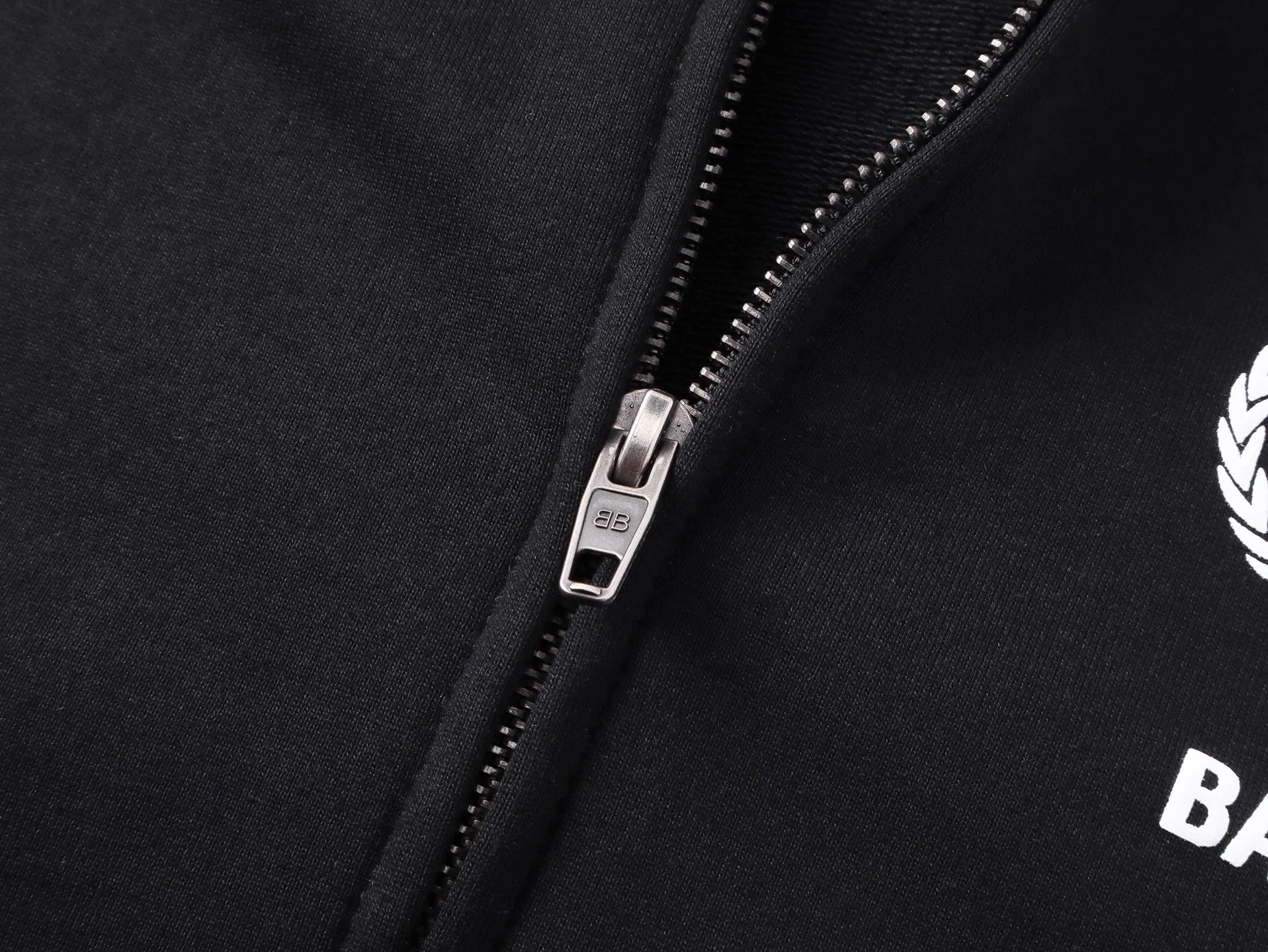 🅿️390 - BALENCI*GA Paris Food Agency co-branded hooded zipper sweatshirt. The pattern is printed with environmentally friendly foam glue. Customized matching hardware. The letters are clear. The effect is three-dimensional. Exclusively matched to the pattern, woven and dyed 460g fabric. Threads are dyed in the same vat with zero color difference. Brick cabinet synchronization. Welcome to compare. Same style for men and women -Color: black -SIZE: Xs S M L Style number 8976#