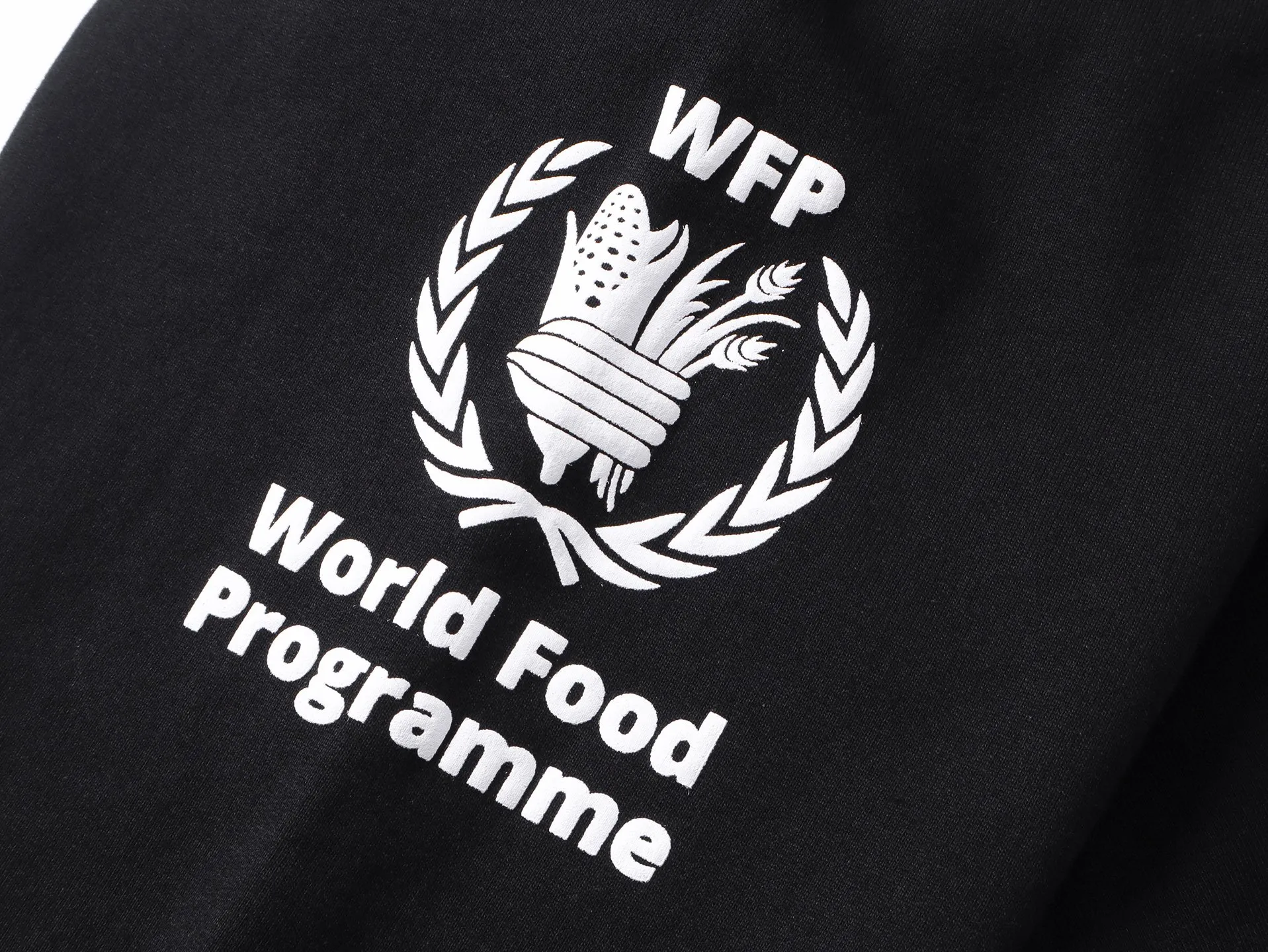 🅿️390 - BALENCI*GA Paris Food Agency co-branded hooded zipper sweatshirt. The pattern is printed with environmentally friendly foam glue. Customized matching hardware. The letters are clear. The effect is three-dimensional. Exclusively matched to the pattern, woven and dyed 460g fabric. Threads are dyed in the same vat with zero color difference. Brick cabinet synchronization. Welcome to compare. Same style for men and women -Color: black -SIZE: Xs S M L Style number 8976#