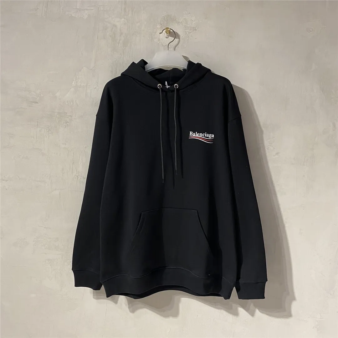The top tested version of Balenciaga BALENCIAGA classic cola wave print hooded sweatshirt, developed from the original ZP version, 1:1 customized accessories and packaging (including logo Sydney paper + new master mark + washing + tag). The entire sweatshirt is made of 460g pure cotton large terry, and the water-resistant weight can reach 490, giving it a full sense of thickness. The printing uses the Israeli Kornit digital direct-injection process. The dye is added with 0.028 granular nano-plastics. When sprayed on the fabric, it has strong adhesion and is not afraid of strong washing and exposure (it is recommended to take care of the clothes), ensuring that the printing will not fall off after wearing. Customized washing, labeling, accessories, and hardware can reach professional standards. Whole piece of clothing, hat string, threaded fabric, produced in the same vat, 0 color difference, color: black, size: XS-L P:430