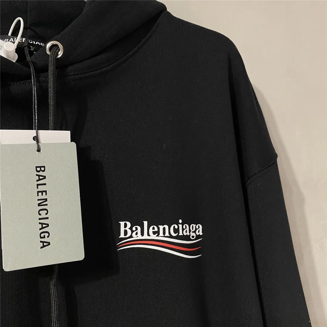 The top tested version of Balenciaga BALENCIAGA classic cola wave print hooded sweatshirt, developed from the original ZP version, 1:1 customized accessories and packaging (including logo Sydney paper + new master mark + washing + tag). The entire sweatshirt is made of 460g pure cotton large terry, and the water-resistant weight can reach 490, giving it a full sense of thickness. The printing uses the Israeli Kornit digital direct-injection process. The dye is added with 0.028 granular nano-plastics. When sprayed on the fabric, it has strong adhesion and is not afraid of strong washing and exposure (it is recommended to take care of the clothes), ensuring that the printing will not fall off after wearing. Customized washing, labeling, accessories, and hardware can reach professional standards. Whole piece of clothing, hat string, threaded fabric, produced in the same vat, 0 color difference, color: black, size: XS-L P:430