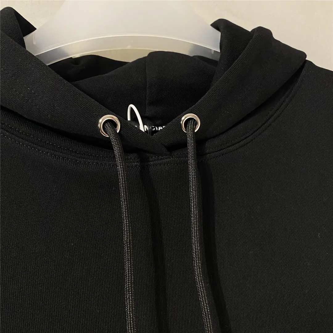 The top tested version of Balenciaga BALENCIAGA classic cola wave print hooded sweatshirt, developed from the original ZP version, 1:1 customized accessories and packaging (including logo Sydney paper + new master mark + washing + tag). The entire sweatshirt is made of 460g pure cotton large terry, and the water-resistant weight can reach 490, giving it a full sense of thickness. The printing uses the Israeli Kornit digital direct-injection process. The dye is added with 0.028 granular nano-plastics. When sprayed on the fabric, it has strong adhesion and is not afraid of strong washing and exposure (it is recommended to take care of the clothes), ensuring that the printing will not fall off after wearing. Customized washing, labeling, accessories, and hardware can reach professional standards. Whole piece of clothing, hat string, threaded fabric, produced in the same vat, 0 color difference, color: black, size: XS-L P:430