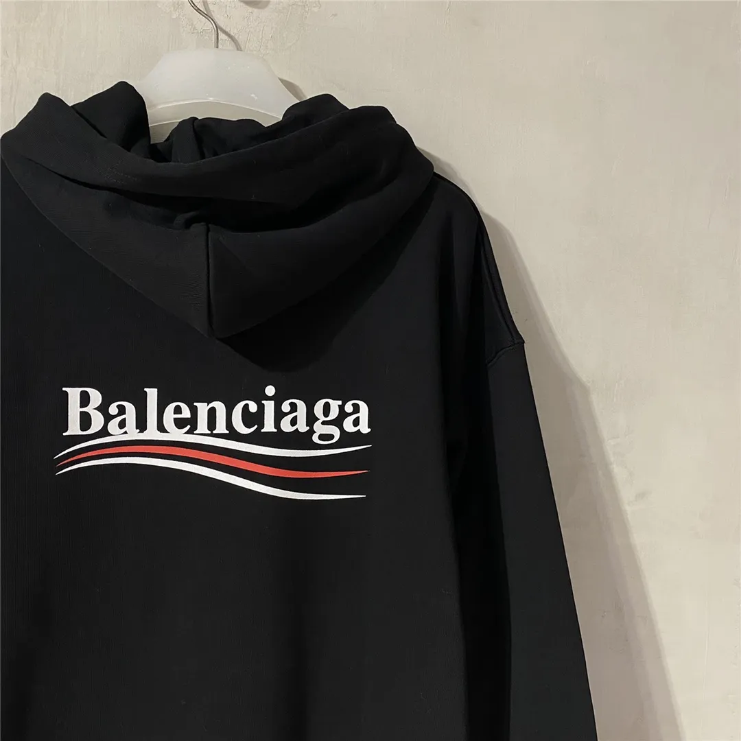The top tested version of Balenciaga BALENCIAGA classic cola wave print hooded sweatshirt, developed from the original ZP version, 1:1 customized accessories and packaging (including logo Sydney paper + new master mark + washing + tag). The entire sweatshirt is made of 460g pure cotton large terry, and the water-resistant weight can reach 490, giving it a full sense of thickness. The printing uses the Israeli Kornit digital direct-injection process. The dye is added with 0.028 granular nano-plastics. When sprayed on the fabric, it has strong adhesion and is not afraid of strong washing and exposure (it is recommended to take care of the clothes), ensuring that the printing will not fall off after wearing. Customized washing, labeling, accessories, and hardware can reach professional standards. Whole piece of clothing, hat string, threaded fabric, produced in the same vat, 0 color difference, color: black, size: XS-L P:430