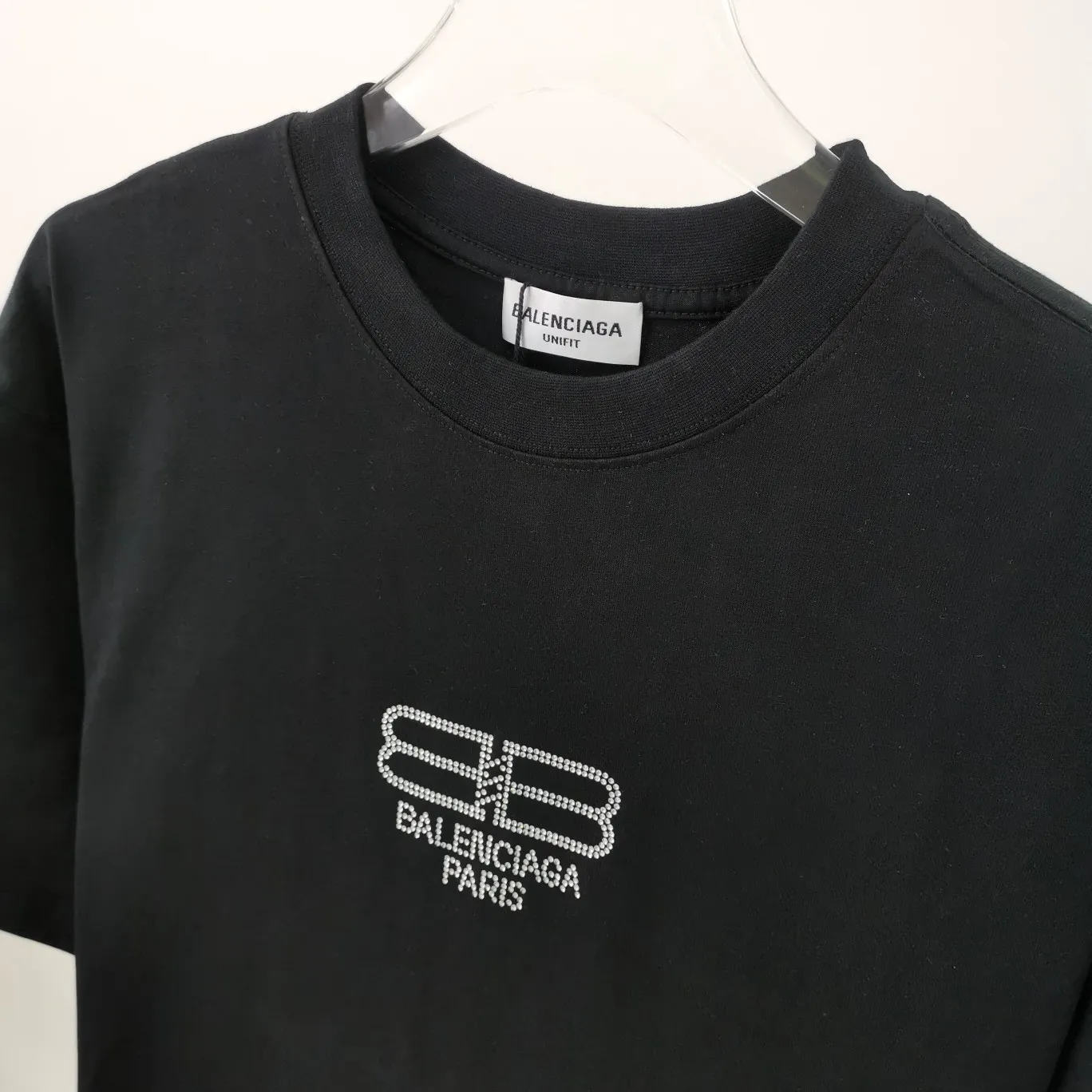Top tested version of Balenciaga Balenciaga lock new logo hot diamond men and women couple star same style pure cotton short-sleeved T-shirt Imported hot diamond technology The complexity of the layout can be seen in the picture Swarovski rhinestones are full of gloss Distinguish the difference between the market and the original version 32s240g double yarn combed cotton fabric Three standards for large quantities + code number sticker + dustproof paper with logo Color: black pink Size: Xs-L P: 270