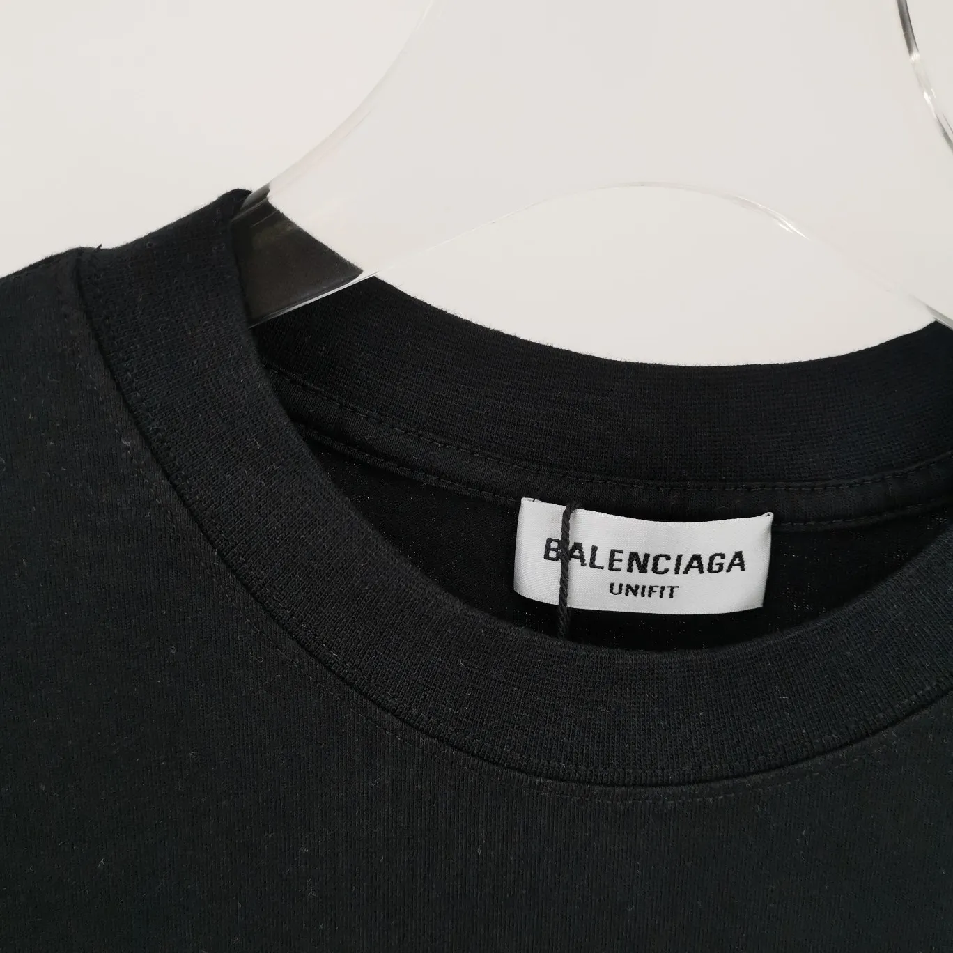 Top tested version of Balenciaga Balenciaga lock new logo hot diamond men and women couple star same style pure cotton short-sleeved T-shirt Imported hot diamond technology The complexity of the layout can be seen in the picture Swarovski rhinestones are full of gloss Distinguish the difference between the market and the original version 32s240g double yarn combed cotton fabric Three standards for large quantities + code number sticker + dustproof paper with logo Color: black pink Size: Xs-L P: 270