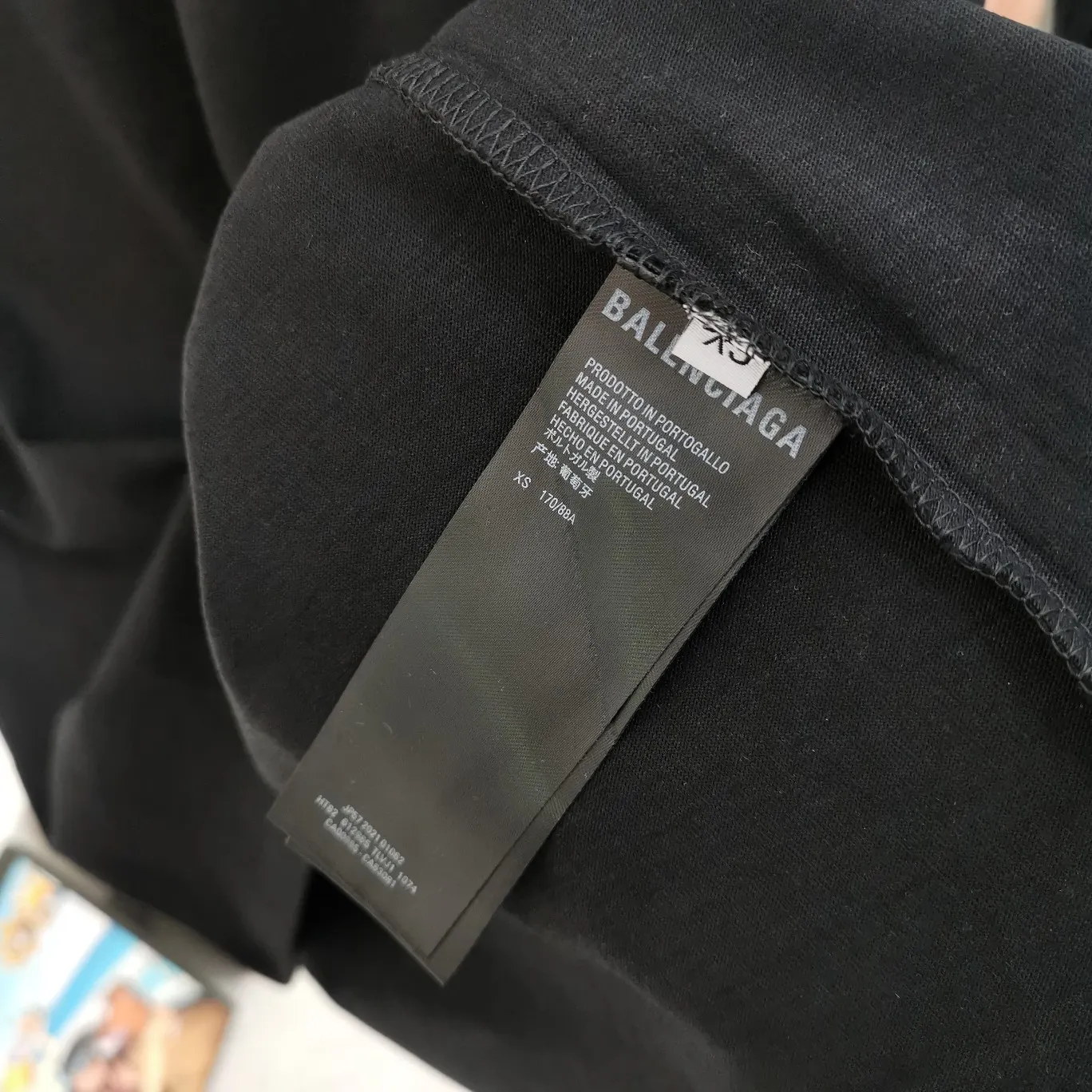 Top tested version of Balenciaga Balenciaga lock new logo hot diamond men and women couple star same style pure cotton short-sleeved T-shirt Imported hot diamond technology The complexity of the layout can be seen in the picture Swarovski rhinestones are full of gloss Distinguish the difference between the market and the original version 32s240g double yarn combed cotton fabric Three standards for large quantities + code number sticker + dustproof paper with logo Color: black pink Size: Xs-L P: 270