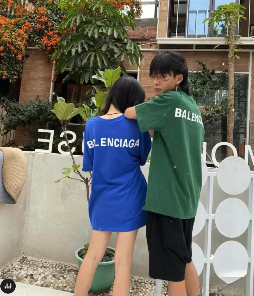 ♻️💯Upper body reference model picture❤️The top-notch proven version of BALENCIAGA with large LOGO on the back and basic letters, pure cotton loose, same style for male and female couples, trendy brand high-end short-sleeved T-shirt, the god of simplicity in Paris, a volume sought after by many stars. Lisa’s favorite basic short-sleeved Paris style, which has a very high appearance rate. Wear alone, paired with jeans, shorts, and sweatpants, it's a versatile style. Xiaohongshu, a hot item on INS, a must-have for Paris fans. The logo slogan on the back is made of Tajima embroidery technology. Please pay attention to the importance of the version. Don't make a pattern based on the pictures. If you don't have the original version, you won't be able to make it look one to one like the original version. At most, you can just make a look. It's just a piece of clothing without a soul. The fabric is made of 24S 260g double yarn pure cotton fabric. The threads and fabric are custom woven and dyed in the same style, without color difference.  A complete set of customized tags, collar tags, washed, plastic bags, and most importantly, a complete set of bags, tag codes, and codes are all authentic.  Color: White Black Royal Blue Apricot Floral Gray Pink Beige Chinese Red Deep Sea Blue Purple Size: XS-L P:250