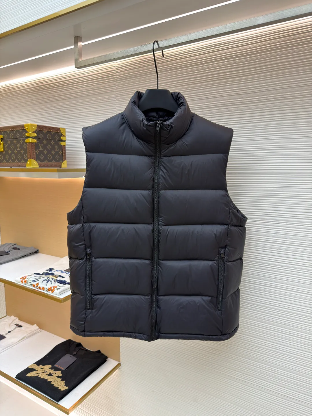 Balenciaga down vest with logo on the back ●Item number: 1681927-B90 ●Material: white duck down fabric ●Technology: embroidery production ●Color: black ●Version: fitted version ●Weight: about 410 grams ●Size: S-M-L-XL ●Description: 1. Technical tear-proof fabric: Technical tear-proof fabric is used to ensure the durability and safety of clothing in outdoor sports such as skiing, and effectively prevent damage caused by accidental tearing. The unique high stand-up collar design provides better neck warmth and enhances head warmth and comfort. Sufficient pocket design: Equipped with multiple pockets, it is not only convenient to store various small items needed for skiing, but also increases the practicality and convenience of clothing. Waterproof and warm performance: The specially treated fabric has good waterproof performance and can keep the interior dry even in rain or snow. At the same time, the filling is made of high-quality materials to ensure excellent warmth retention. Brand characteristics and design sense: As the first down product produced by Balenciaga, it shows unique fashion charm. Balenciaga's ultimate pursuit of details is also reflected in this down jacket. Whether it is the choice of zippers, buttons or other accessories, it reflects the brand's exquisite craftsmanship and high quality requirements. The overall wiring is straight and delicate, the fabric is comfortable and soft, and the color is consistent without color difference. It can be matched with the same style to create a fashionable look and control various occasions. Customized accessories, complete with three standards, same style for men and women!