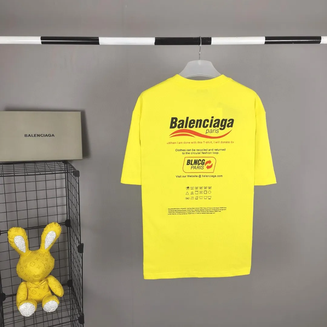 The top tested version of Balenciaga's environmentally friendly logo arrow three-color loose breathable cotton short-sleeved T-shirt BLCG is one of the most influential brands in the fashion industry. Founded in 1919 by Cristóbal Balenciaga and settled in Paris in 1936, he led many important fashion movements between 1930 and 1968. The representative ready-to-wear series reflects the identity of the brand - Fabric: Made of 32-count double yarn, 260-gram weight fabric, imported knitted needle carded cotton, with moderate thickness, drape and contour - The front printing screen plate is hand-printed, and the 3D full-color scanned pattern is made into film to ensure the highest degree of printing pattern restoration. The upper and lower LOGO printing has a strong touch texture. The printing material uses environmentally friendly active water slurry and anti-sublimation liquid as the base. The garment is resistant to washing and does not desizing. Color: off-white, fluorescent yellow, navy blue Size: XS-L P:250