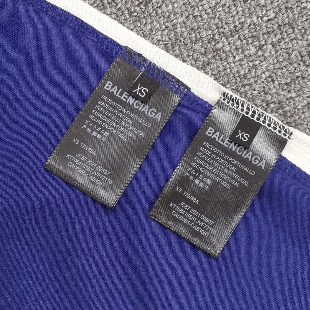 The top tested version of Balenciaga's environmentally friendly logo arrow three-color loose breathable cotton short-sleeved T-shirt BLCG is one of the most influential brands in the fashion industry. Founded in 1919 by Cristóbal Balenciaga and settled in Paris in 1936, he led many important fashion movements between 1930 and 1968. The representative ready-to-wear series reflects the identity of the brand - Fabric: Made of 32-count double yarn, 260-gram weight fabric, imported knitted needle carded cotton, with moderate thickness, drape and contour - The front printing screen plate is hand-printed, and the 3D full-color scanned pattern is made into film to ensure the highest degree of printing pattern restoration. The upper and lower LOGO printing has a strong touch texture. The printing material uses environmentally friendly active water slurry and anti-sublimation liquid as the base. The garment is resistant to washing and does not desizing. Color: off-white, fluorescent yellow, navy blue Size: XS-L P:250