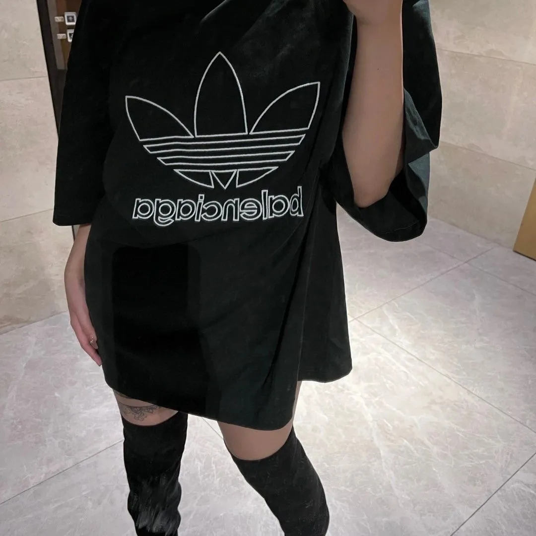 🎀Hot model picture🎀Top tested version BALENCIAGA/ADIDAS Balenciaga co-branded Adidas clover 23SS printed pattern letter round neck short-sleeved T-shirt is a hot topic at the moment🔥Quality ceiling It seems to be a simple printing or embroidery, but it is not simple at all. 100% imported machine restoration. The details of the workmanship and fabrics are consistent with the original ones. Guaranteed no color difference with the counters. Feel free to compare. ⚠️Note that the threaded collars are all original collars of certain Paris and Paris, with high wrapping. The width of the collar and cabinets are accurate to millimeters. Thick collars are not easily deformed. The collars of high-end products are all restored to cabinets. This distinguishes the large collars of the world from ordinary garbage. ⚠️Different styles of washed wheat main wheat, including imported wheat, have different colors and codes. Really restore the counter. As we all know, Balenciaga's collar labels in each quarter have different English or different colors. This distinguishes fast food products with the same common main wheat, washed wheat. ⚠️Attention to workmanship, stitching at the neckline, no folds, smooth and natural, no overlapping lines, true restoration ⚠️The fabric is made of 250g Paris-specific double yarn, which is really incomparable with the ordinary version on the market. Correct printing details, correct double yarn high weight thread, correct packaging details, all-round restoration of workmanship, all-round restoration of packaging P:270 Color: black white green SIZE: XS-S-M-L