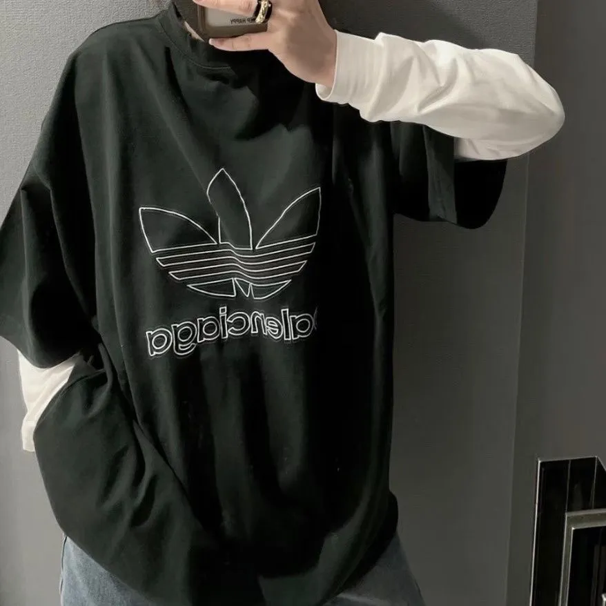 🎀Hot model picture🎀Top tested version BALENCIAGA/ADIDAS Balenciaga co-branded Adidas clover 23SS printed pattern letter round neck short-sleeved T-shirt is a hot topic at the moment🔥Quality ceiling It seems to be a simple printing or embroidery, but it is not simple at all. 100% imported machine restoration. The details of the workmanship and fabrics are consistent with the original ones. Guaranteed no color difference with the counters. Feel free to compare. ⚠️Note that the threaded collars are all original collars of certain Paris and Paris, with high wrapping. The width of the collar and cabinets are accurate to millimeters. Thick collars are not easily deformed. The collars of high-end products are all restored to cabinets. This distinguishes the large collars of the world from ordinary garbage. ⚠️Different styles of washed wheat main wheat, including imported wheat, have different colors and codes. Really restore the counter. As we all know, Balenciaga's collar labels in each quarter have different English or different colors. This distinguishes fast food products with the same common main wheat, washed wheat. ⚠️Attention to workmanship, stitching at the neckline, no folds, smooth and natural, no overlapping lines, true restoration ⚠️The fabric is made of 250g Paris-specific double yarn, which is really incomparable with the ordinary version on the market. Correct printing details, correct double yarn high weight thread, correct packaging details, all-round restoration of workmanship, all-round restoration of packaging P:270 Color: black white green SIZE: XS-S-M-L