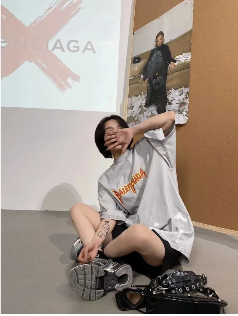 ♻️💯Reference model picture for the upper body❤The top tested version BALENCIAGA Balenciaga lightning flame burst pattern graffiti Xiao Yang's same style pure cotton short-sleeved T-shirt for male and female couple stars. The front printing has a rubber bursting effect. It uses imported transparent slurry to scrape the bottom to make the printing cracks feel even. You don’t have to worry about it falling off, as long as it’s not violently machine washed (it’s no problem at all to wash and dry it). The hem is artificially embellished with hand-painted prints, creating a French messy graffiti style! All holes on the body are manually worn and positioned. The holes are even and won't affect the overall structure of the clothes, and they won't get bigger with washing! The fabric is made of 260g Odel pure cotton, brand new, washed, and labeled. zp consistent synchronization. Size: XS-L Color: Silver White Blue Black P:280