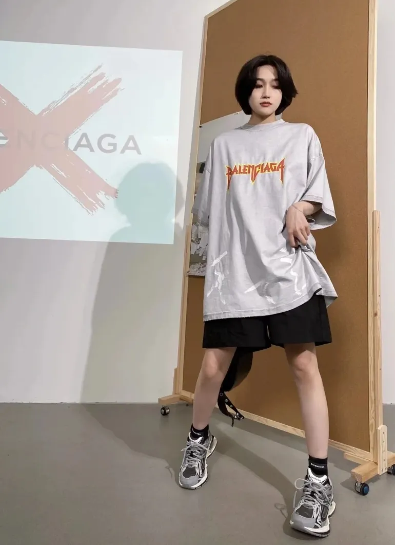 ♻️💯Reference model picture for the upper body❤The top tested version BALENCIAGA Balenciaga lightning flame burst pattern graffiti Xiao Yang's same style pure cotton short-sleeved T-shirt for male and female couple stars. The front printing has a rubber bursting effect. It uses imported transparent slurry to scrape the bottom to make the printing cracks feel even. You don’t have to worry about it falling off, as long as it’s not violently machine washed (it’s no problem at all to wash and dry it). The hem is artificially embellished with hand-painted prints, creating a French messy graffiti style! All holes on the body are manually worn and positioned. The holes are even and won't affect the overall structure of the clothes, and they won't get bigger with washing! The fabric is made of 260g Odel pure cotton, brand new, washed, and labeled. zp consistent synchronization. Size: XS-L Color: Silver White Blue Black P:280