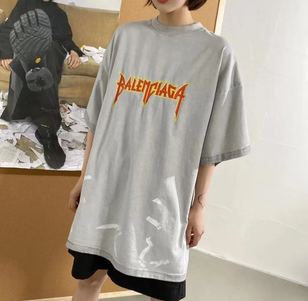 ♻️💯Reference model picture for the upper body❤The top tested version BALENCIAGA Balenciaga lightning flame burst pattern graffiti Xiao Yang's same style pure cotton short-sleeved T-shirt for male and female couple stars. The front printing has a rubber bursting effect. It uses imported transparent slurry to scrape the bottom to make the printing cracks feel even. You don’t have to worry about it falling off, as long as it’s not violently machine washed (it’s no problem at all to wash and dry it). The hem is artificially embellished with hand-painted prints, creating a French messy graffiti style! All holes on the body are manually worn and positioned. The holes are even and won't affect the overall structure of the clothes, and they won't get bigger with washing! The fabric is made of 260g Odel pure cotton, brand new, washed, and labeled. zp consistent synchronization. Size: XS-L Color: Silver White Blue Black P:280