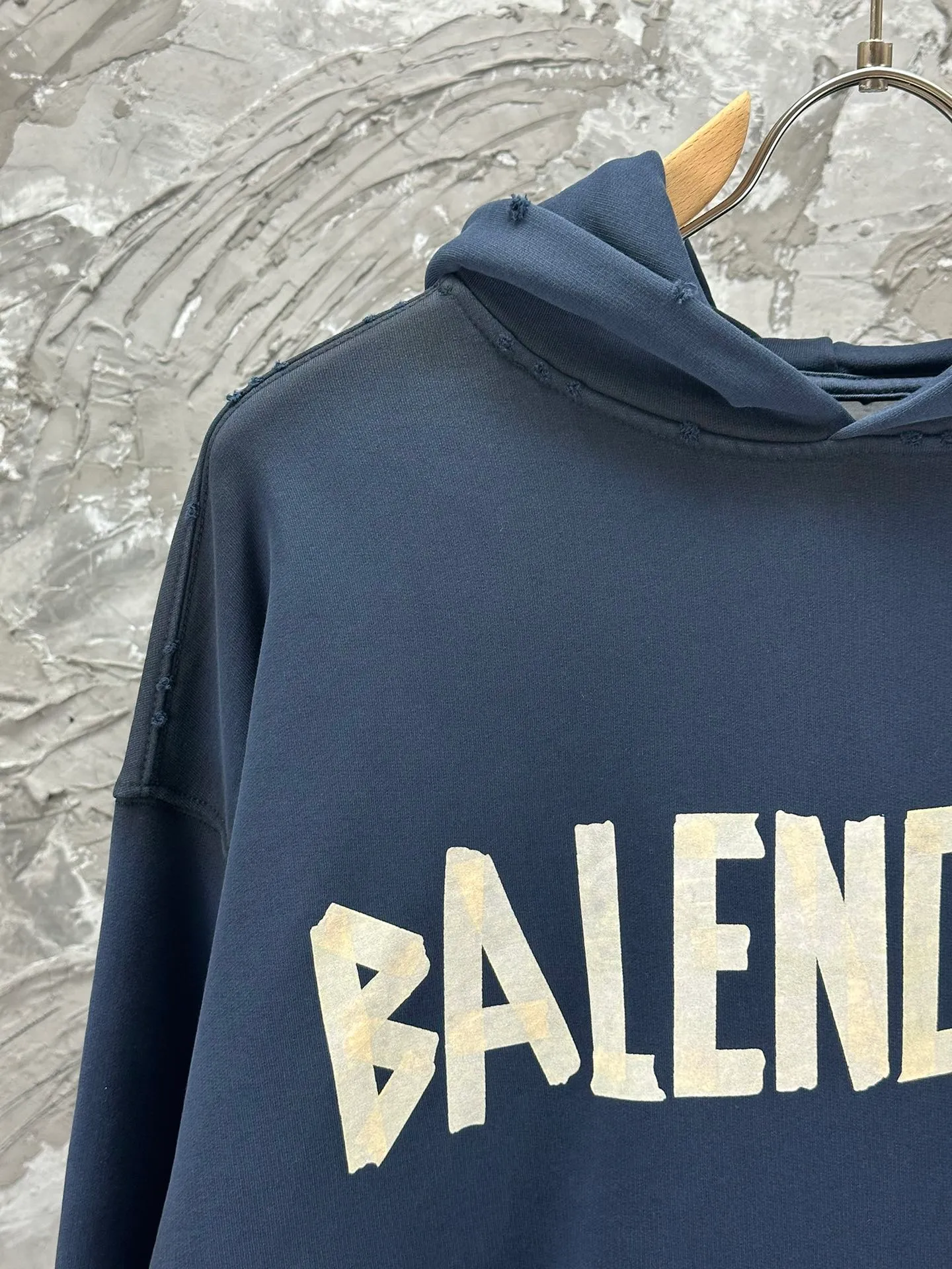 🅿️420 - BALENCI*GA 24ss Paris hot-selling tape hooded sweatshirt. The front and back panels are printed with tape direct printing. Many hand-made grinding. The ready-made clothes are washed and worn. The cloth surface is clean. The cloth pattern is clear, super heavy work. Soft and comfortable. Exclusively pattern-woven and dyed 450g fabric. Threads are dyed in the same vat with zero color difference. Different from the market currency. The version adopts os loose shoulder version. Welcome to compare, same style for men and women. -Color: Iron gray blue, Paris blue, washed black, burgundy, fluorescent yellow, green, khaki -SIZE: XS S M L style number 8912#