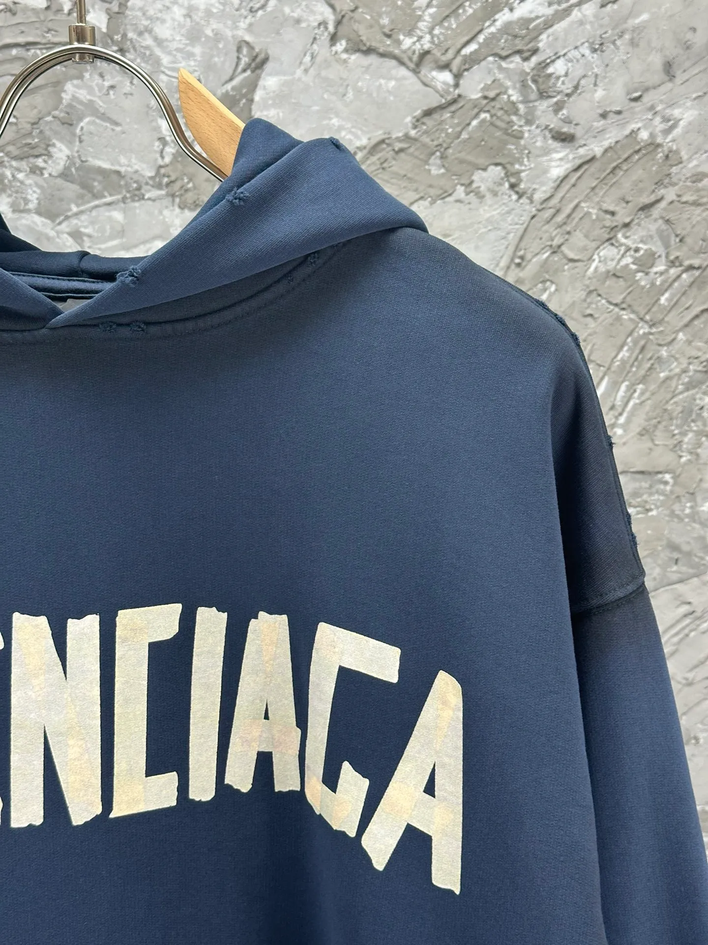 🅿️420 - BALENCI*GA 24ss Paris hot-selling tape hooded sweatshirt. The front and back panels are printed with tape direct printing. Many hand-made grinding. The ready-made clothes are washed and worn. The cloth surface is clean. The cloth pattern is clear, super heavy work. Soft and comfortable. Exclusively pattern-woven and dyed 450g fabric. Threads are dyed in the same vat with zero color difference. Different from the market currency. The version adopts os loose shoulder version. Welcome to compare, same style for men and women. -Color: Iron gray blue, Paris blue, washed black, burgundy, fluorescent yellow, green, khaki -SIZE: XS S M L style number 8912#