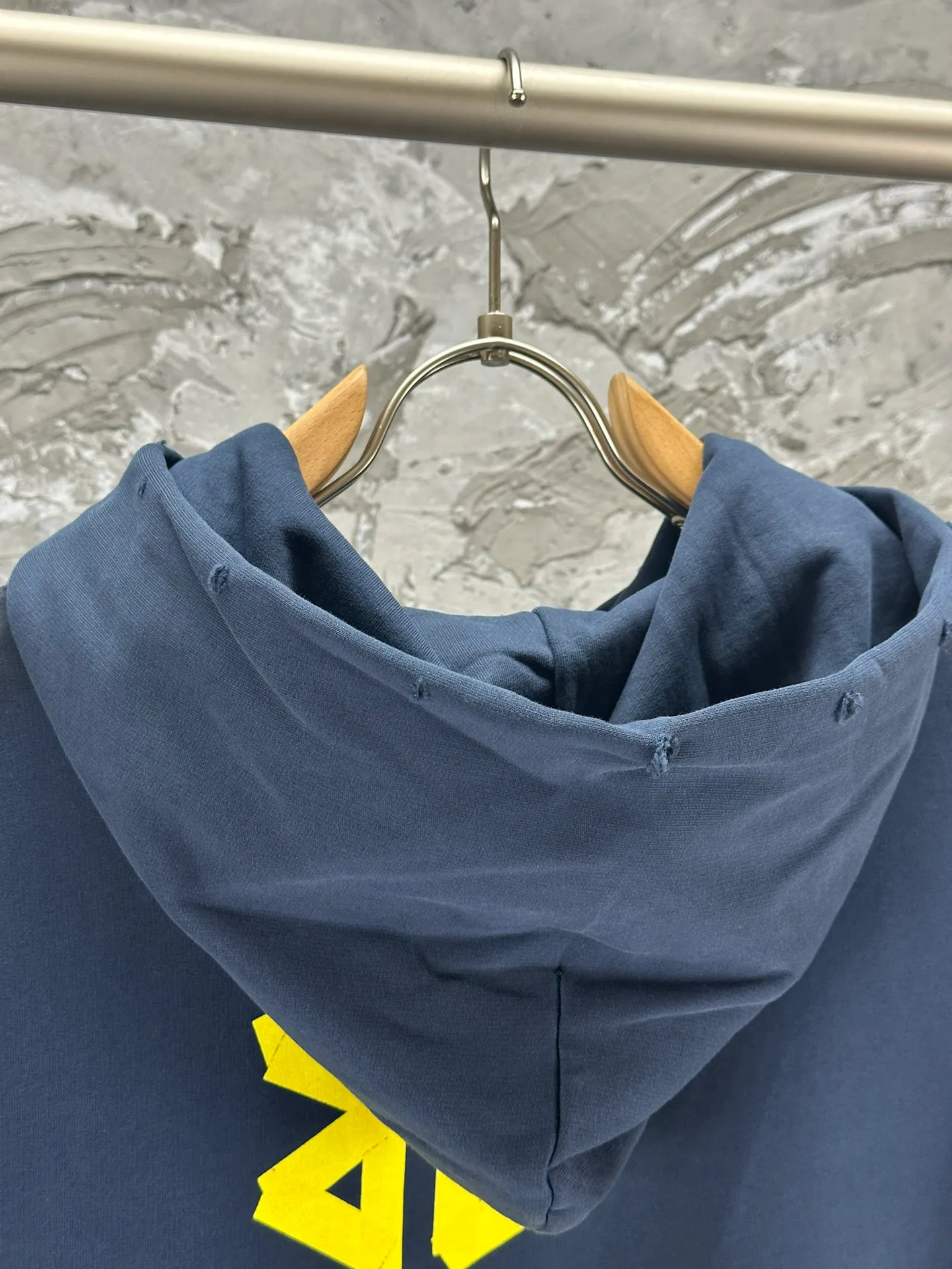 🅿️420 - BALENCI*GA 24ss Paris hot-selling tape hooded sweatshirt. The front and back panels are printed with tape direct printing. Many hand-made grinding. The ready-made clothes are washed and worn. The cloth surface is clean. The cloth pattern is clear, super heavy work. Soft and comfortable. Exclusively pattern-woven and dyed 450g fabric. Threads are dyed in the same vat with zero color difference. Different from the market currency. The version adopts os loose shoulder version. Welcome to compare, same style for men and women. -Color: Iron gray blue, Paris blue, washed black, burgundy, fluorescent yellow, green, khaki -SIZE: XS S M L style number 8912#