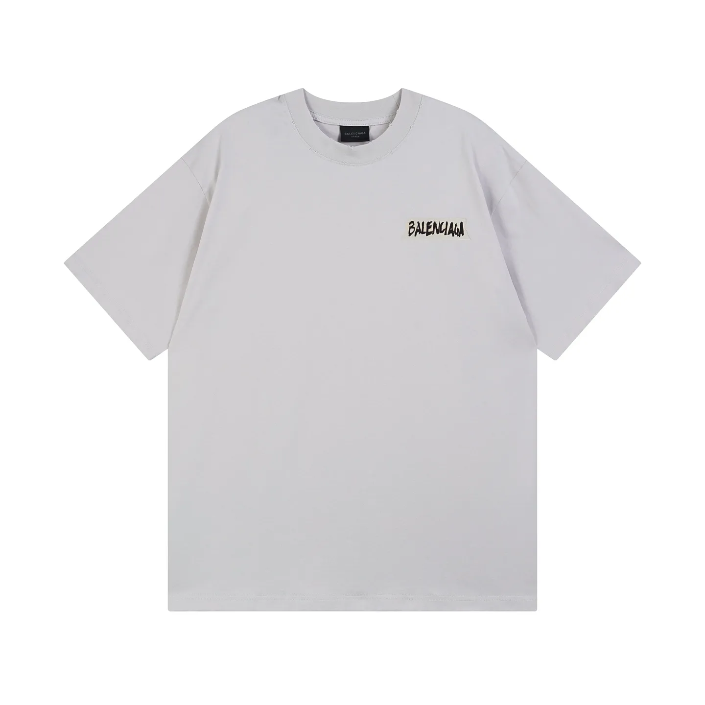 🅿️200 Actual Photos [Top version. Official website quality] BALENCI*GA/Paris.SS26 latest masking tape direct-injection printed ready-to-wear washed and distressed short-sleeved T-shirt. Brick cabinet synchronization. The fabric is made of Paris ZP custom-woven and dyed 100% cotton double yarn compact cotton. The weight is 260 grams, the cloth surface is clean. The cloth pattern is clear, soft and comfortable, and the thread is dyed with no color difference. The tape letter printing is printed with environmentally friendly imported materials. The letters are clear and the effect is three-dimensional. Restored brick cabinet. The garments were washed and aged, and polished by many hands. Produced by ultra-heavy craftsmanship, the market currency is very different, welcome to compare. The version adopts OS loose shoulder design. The same style for men and women. Code: BL253738 Color: Washed black, off-white Size: XS S M L