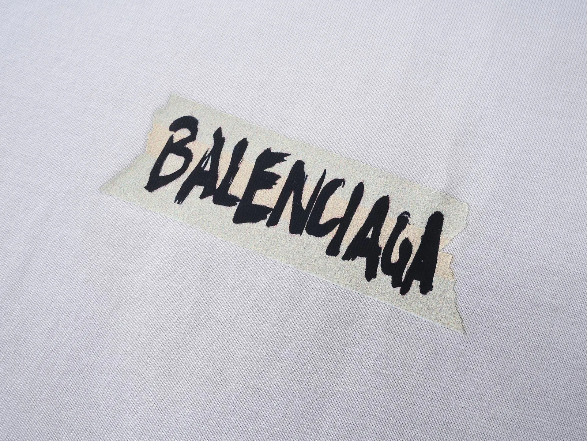 🅿️200 Actual Photos [Top version. Official website quality] BALENCI*GA/Paris.SS26 latest masking tape direct-injection printed ready-to-wear washed and distressed short-sleeved T-shirt. Brick cabinet synchronization. The fabric is made of Paris ZP custom-woven and dyed 100% cotton double yarn compact cotton. The weight is 260 grams, the cloth surface is clean. The cloth pattern is clear, soft and comfortable, and the thread is dyed with no color difference. The tape letter printing is printed with environmentally friendly imported materials. The letters are clear and the effect is three-dimensional. Restored brick cabinet. The garments were washed and aged, and polished by many hands. Produced by ultra-heavy craftsmanship, the market currency is very different, welcome to compare. The version adopts OS loose shoulder design. The same style for men and women. Code: BL253738 Color: Washed black, off-white Size: XS S M L