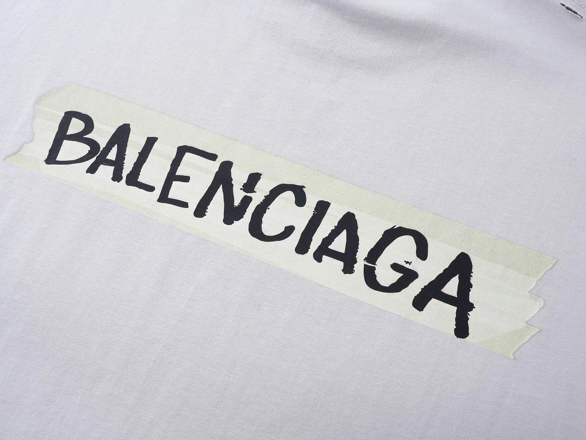 🅿️200 Actual Photos [Top version. Official website quality] BALENCI*GA/Paris.SS26 latest masking tape direct-injection printed ready-to-wear washed and distressed short-sleeved T-shirt. Brick cabinet synchronization. The fabric is made of Paris ZP custom-woven and dyed 100% cotton double yarn compact cotton. The weight is 260 grams, the cloth surface is clean. The cloth pattern is clear, soft and comfortable, and the thread is dyed with no color difference. The tape letter printing is printed with environmentally friendly imported materials. The letters are clear and the effect is three-dimensional. Restored brick cabinet. The garments were washed and aged, and polished by many hands. Produced by ultra-heavy craftsmanship, the market currency is very different, welcome to compare. The version adopts OS loose shoulder design. The same style for men and women. Code: BL253738 Color: Washed black, off-white Size: XS S M L