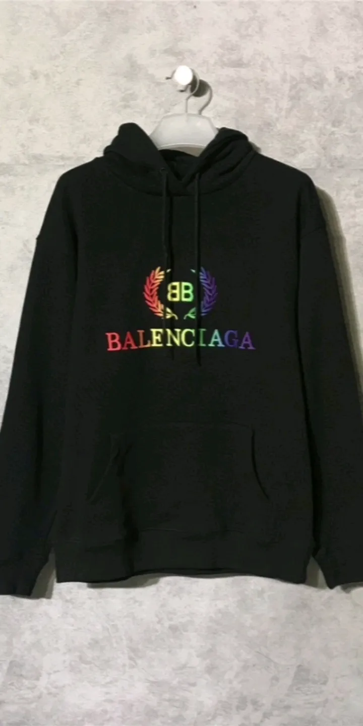 Actual video shot - certified Balenciag rainbow 🌈 embroidered gradient wheat sweatshirt. The surface is first covered with water-soluble cloth. White cotton yarn is used as the embroidery base, and then digitally printed on the embroidery. The high-density 10,000-needle embroidery blends with the brightness and saturation of the color of the letters. After the washing process, the water-soluble cloth is washed and the rainbow effect finally appears. The process is very complicated and the scrap rate is as high as 30%. Threads and fabrics are produced in the same vat. 0 color difference. Made of 420g clean cloth, the wet weight can reach 480 and is full of thickness. Accessories: butter paper with logo, main wheat, washing water, tag. Size: XS-L. Color: black. P:430.