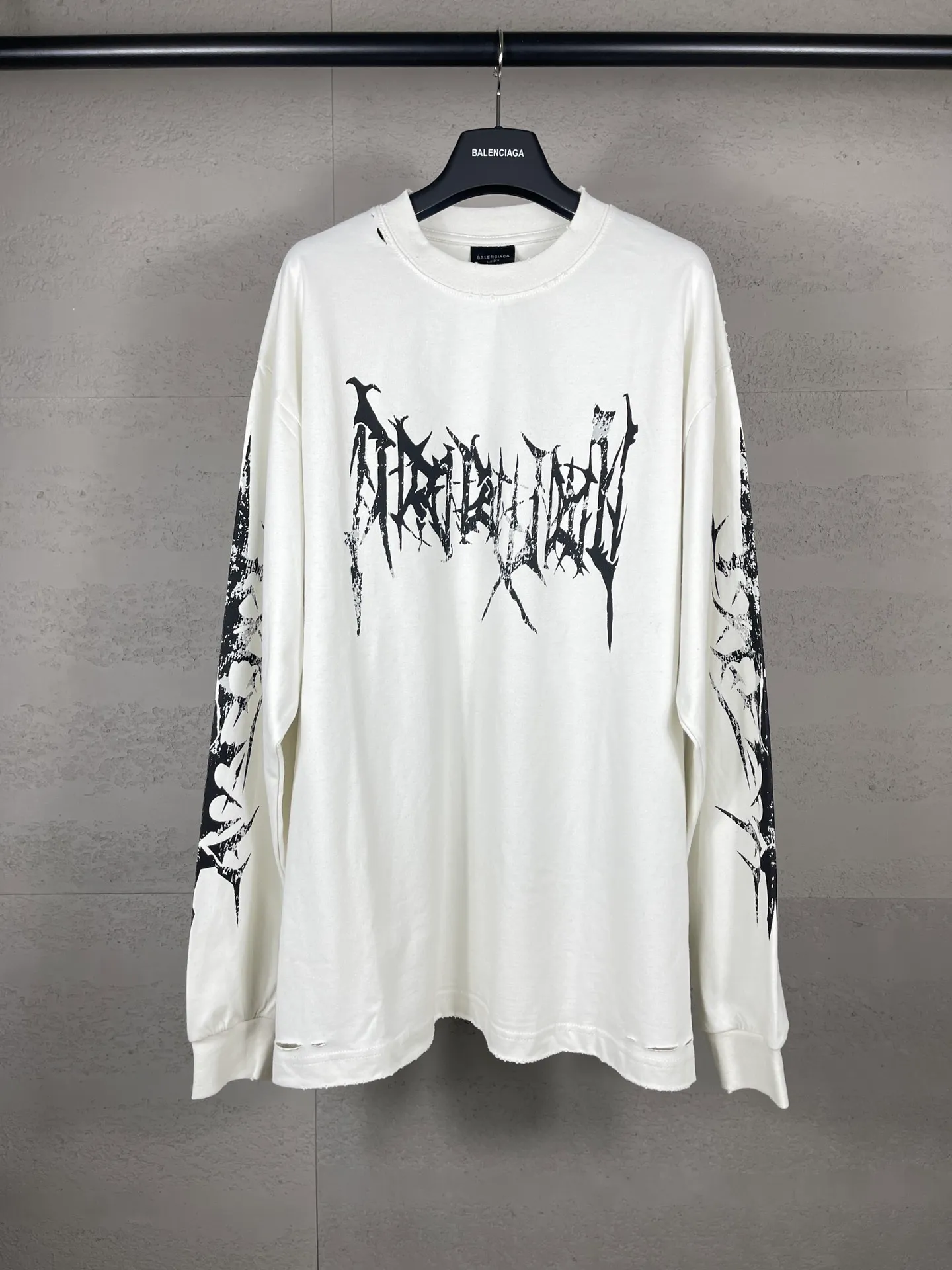 🅿️240 real photos [Top version. Official website quality] BALENCI*GA/Paris. SS25 latest classic LOGO art Sanskrit font cracked printed long-sleeved T-shirt. Ready-to-wear, washed, worn and worn. Brick cabinets are synchronized. Genuine products are developed at the first time, and you can print and compare! The fabric is made of Paris ZP custom-woven and dyed cotton double yarn. Weighing 260 grams, the cloth surface is clean. The cloth pattern is clear, soft and comfortable. The threads are dyed with no color difference. The printing uses environmentally friendly imported crack printing materials. The letters are clear and the effect is three-dimensional. The version adopts OS loose shoulder design. Same style for men and women. Code: BL235059 Color: gray and white Size: XS S M L