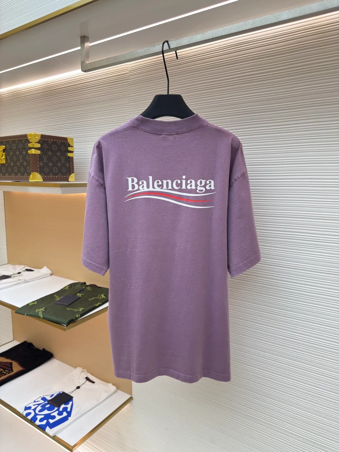 Balenciaga washed Coke wave letter printed short sleeves ●Authentic product: 5200 purchase and development ●Item number: 1680538-A35 ●Fabric: pure cotton fabric ●Technology: slurry printing ●Version: loose version ●Weight: about 295 grams ●Size: 1-2-3-4 ●Description: Made of 100% custom-woven and custom-dyed pure cotton fabric Weight before washing 240 After washing 260 Due to the special customization of the fabric It is an ordinary off-the-shelf fabric in the market that cannot produce the original effect even after being washed eight hundred times. The front and rear printed letter logos are printed using a special glue printing process. Its characteristic is that it uses glue with high performance to create a sense of layering in the printed pattern. It is exclusively launched on the entire network. The overall routing is straight and delicate. The fabric is comfortable and soft. The color is consistent and there is no color difference. The overall routing is straight and delicate. Same style for men and women!