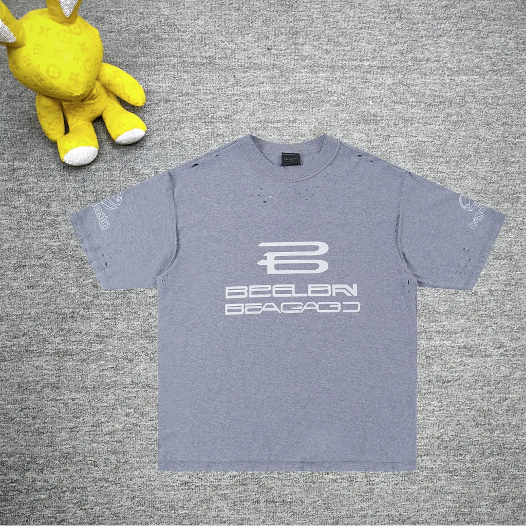 [New] Top tested version BALENCIAGA/Balenciaga 2024 SS AIGENERATED series new reverse stitched short-sleeved T-shirt ✅No.1 quality in the market Real ceiling quality ✅All original development pays attention to detail pictures to avoid mixed distribution of stolen pictures by merchants ✅Correct 260g custom-woven and dyed double yarn pure cotton fabric Custom-dyed threads have no color difference ✅Correctly imported material printing Dot direct injection process Letters are clear and three-dimensional, firm and do not fall off ✅Original reverse stitching production Worn and washed, black and gray cuff prints are different, overweight craftsmanship, the same as the original version, different market currency. Let me explain why mine is a little more expensive than others, 1. It seems to be a simple printing or embroidery, but it is not simple at all. 10000% imported machine restoration is not just a lip service. You are welcome to compare with peers. 2. Each model is produced by the company. The details of the workmanship and fabrics are consistent with the original ones. There is no color difference between the details and the counters. Reproduction is not terrible. Whoever is fake is embarrassed. It’s not shameful to make a replica, it’s shameful if you can’t buy the correct version if you make a replica. 3. Note that the threaded collars are all original collars of certain countries and regions, with high wrapping. The width of the neckline and cabinets are accurate to the millimeter. Thick necklines are not easy to deform. The collars of high-end products are all restored cabinets. They are different from the big collars in the world. Ordinary garbage short-sleeves are printed with a print. The clavicle of the upper body is exposed. Please be patient. Customers who have bought genuine products or have seen genuine products will come back to place orders again. This is quality. This is quality. 4. Different styles of washed wheat main wheat, including imported wheat, have different colors and codes. Really restore the counter. As we all know, Balenciaga has different English or different colors on the collar labels of each quarter. This distinguishes the fast food products with the same common main wheat washed wheat. 5. Pay attention to the workmanship. The stitching at the neckline has no folds, smooth and natural without overlapping lines, and truly restores this. This is something that many people cannot do. 6. The fabric is made of 260g Paris-specific double yarn. No one can make better fabrics than my family. There's really no way to compare it with the ordinary version on the market. Respect it. It's genuine and costs thousands of dollars anyway. Don't go for the quality of street stall products. 7. The workmanship is fully restored and the packaging is fully restored. The cost is huge. 8. I guarantee here that this is the highest quality you can find. Size: XS-S-M-L Color: Black Gray P:270
