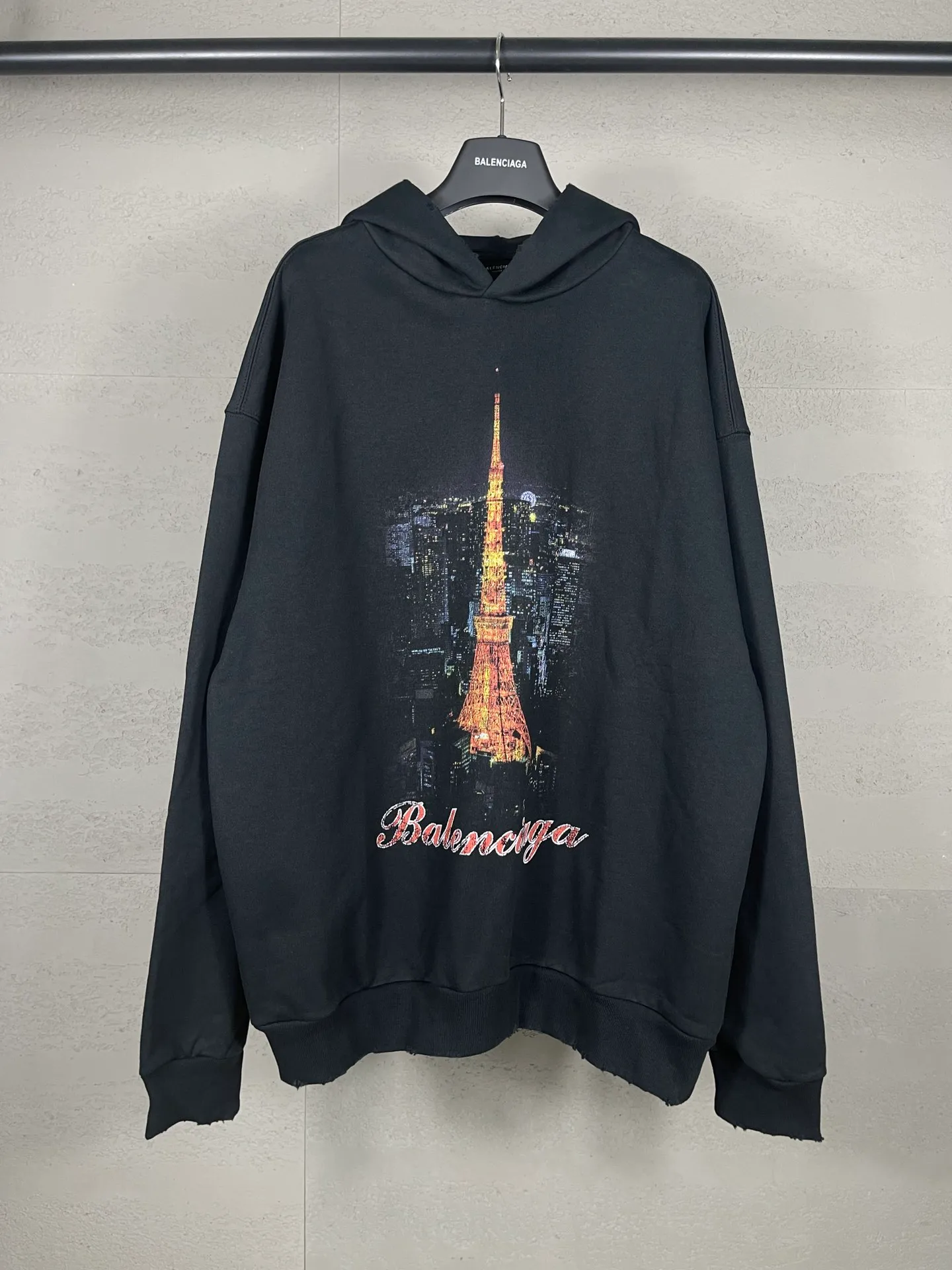 🅿️340 real photos [Top version. Official website quality] BALENCI*GA/Paris. 2024 new style, Paris. Japan Tokyo Tower limited edition. Front and rear panels direct-injection printing, washed and distressed hooded sweatshirt, 2024 new style. Y plate customization. Special market currency. Brick cabinets are synchronized. Genuine products are developed at the first time, and you can print and compare! The fabric is made of Paris ZP custom-woven and dyed cotton sweatshirt. Weighing 460 grams, the cloth surface is clean. The cloth pattern is clear, soft and comfortable. The threads are dyed with no color difference. The printing uses environmentally friendly imported materials for direct-injection printing, with clear letters and three-dimensional effect. The entire garment is washed, distressed and worn. The version adopts OS loose shoulder design. Same style for men and women. Code: BL238933 Color: black blue Size: XS S M L