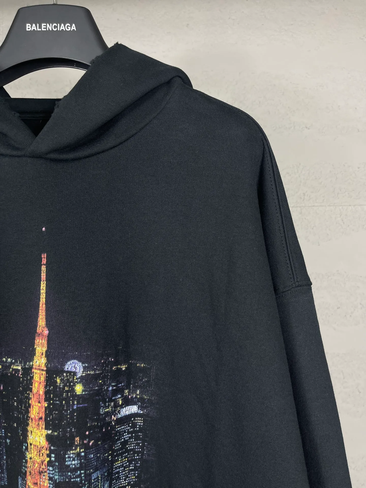 🅿️340 real photos [Top version. Official website quality] BALENCI*GA/Paris. 2024 new style, Paris. Japan Tokyo Tower limited edition. Front and rear panels direct-injection printing, washed and distressed hooded sweatshirt, 2024 new style. Y plate customization. Special market currency. Brick cabinets are synchronized. Genuine products are developed at the first time, and you can print and compare! The fabric is made of Paris ZP custom-woven and dyed cotton sweatshirt. Weighing 460 grams, the cloth surface is clean. The cloth pattern is clear, soft and comfortable. The threads are dyed with no color difference. The printing uses environmentally friendly imported materials for direct-injection printing, with clear letters and three-dimensional effect. The entire garment is washed, distressed and worn. The version adopts OS loose shoulder design. Same style for men and women. Code: BL238933 Color: black blue Size: XS S M L