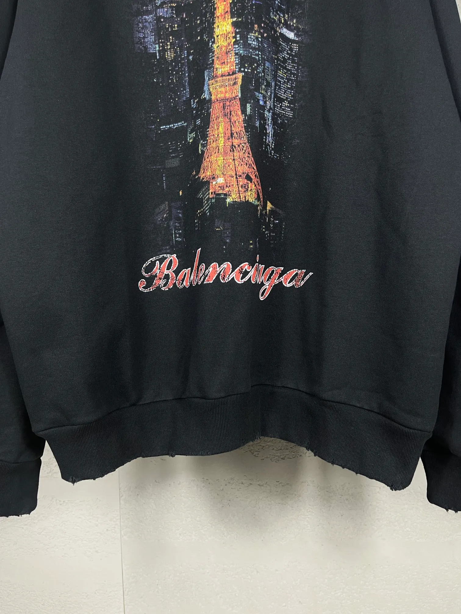🅿️340 real photos [Top version. Official website quality] BALENCI*GA/Paris. 2024 new style, Paris. Japan Tokyo Tower limited edition. Front and rear panels direct-injection printing, washed and distressed hooded sweatshirt, 2024 new style. Y plate customization. Special market currency. Brick cabinets are synchronized. Genuine products are developed at the first time, and you can print and compare! The fabric is made of Paris ZP custom-woven and dyed cotton sweatshirt. Weighing 460 grams, the cloth surface is clean. The cloth pattern is clear, soft and comfortable. The threads are dyed with no color difference. The printing uses environmentally friendly imported materials for direct-injection printing, with clear letters and three-dimensional effect. The entire garment is washed, distressed and worn. The version adopts OS loose shoulder design. Same style for men and women. Code: BL238933 Color: black blue Size: XS S M L