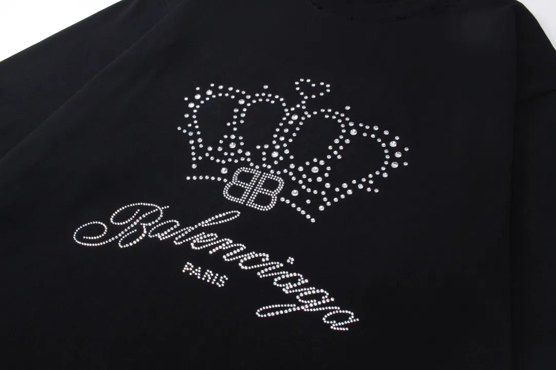 🅿️200 Actual pictures [Top version. Official website quality] BALENCI*GA/Paris BALENCI*GA# New style, classic crown LOGO on the front, hot-drilled, washed and distressed short-sleeved T-shirt. Brick cabinet synchronization. The fabric is made of Paris ZP custom-woven and dyed 100% cotton double yarn compact cotton. The weight is 260 grams, the cloth surface is clean. The cloth pattern is clear. Soft and comfortable. Good color fastness. Not easy to change color. The threads are woven and dyed with no color difference. The front perm is made of imported diamonds, which have good gloss and are not easy to fall off. The finished garments are washed and worn. Jubie market makes goods based on pictures. Comparisons welcome. Restore brick cabinet. The version adopts OS loose shoulder style. Same style for men and women. Code: BL223373 Color: Black Size: XS S M L