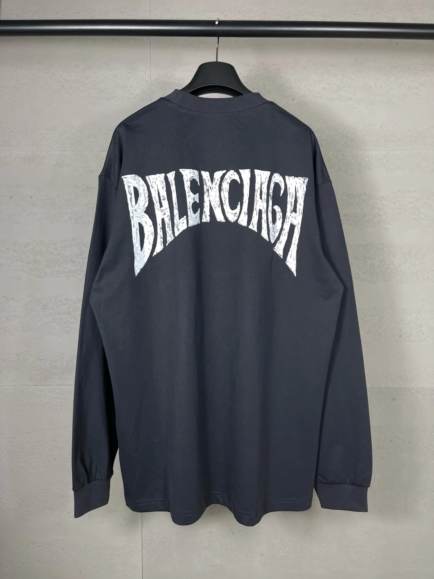 🅿️210 Real photos [Top version. Official website quality] BALENCI*GA/Paris. Long-sleeved T-shirt with Hawaiian sunset coconut palm tower LOGO pattern, brick cabinet synchronization. The fabric is made of Paris ZP custom-woven and dyed cotton sweatshirt. The weight is 260 grams, the cloth surface is clean. The cloth pattern is clear, soft and comfortable. The threads are dyed with no color difference. The classic pattern printing uses imported machine direct printing. The effect is three-dimensional and restores the brick cabinet. Different market currencies, welcome to compare. The version adopts OS loose shoulder design. Same style for men and women. Code: BL235032 Color: black, white Size: XS S M L