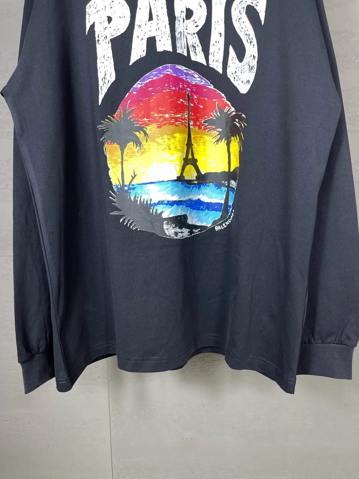 🅿️210 Real photos [Top version. Official website quality] BALENCI*GA/Paris. Long-sleeved T-shirt with Hawaiian sunset coconut palm tower LOGO pattern, brick cabinet synchronization. The fabric is made of Paris ZP custom-woven and dyed cotton sweatshirt. The weight is 260 grams, the cloth surface is clean. The cloth pattern is clear, soft and comfortable. The threads are dyed with no color difference. The classic pattern printing uses imported machine direct printing. The effect is three-dimensional and restores the brick cabinet. Different market currencies, welcome to compare. The version adopts OS loose shoulder design. Same style for men and women. Code: BL235032 Color: black, white Size: XS S M L