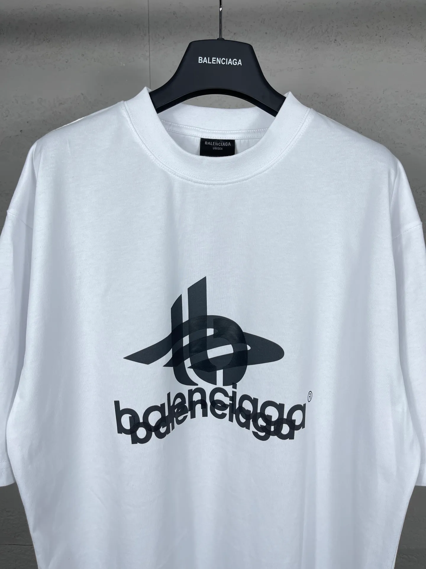 🅿️170 photos [Top version. Official website quality] BALENCI*GA/Paris. 2024 new style. Phantom double LOGO classic pattern printed short-sleeved T-shirt. Brick cabinet synchronization. Genuine product developed in the first time, happy to print and compare! The fabric is made of Paris ZP custom-woven and dyed cotton with double yarns and compact cotton. The weight is 260 grams. The cloth surface is clean. The cloth pattern is clear, soft and comfortable. The threads are dyed with no color difference. The classic printing is made of environmentally friendly imported materials, with LOGO phantom effect, clear letters and three-dimensional effect. Restore the brick cabinet. Ready-made clothes are washed and distressed, different market currency, welcome to compare, the version adopts OS loose shoulder version. Same style for men and women Coding: BL223213 Color: black, white, fluorescent yellow Size: XS to L