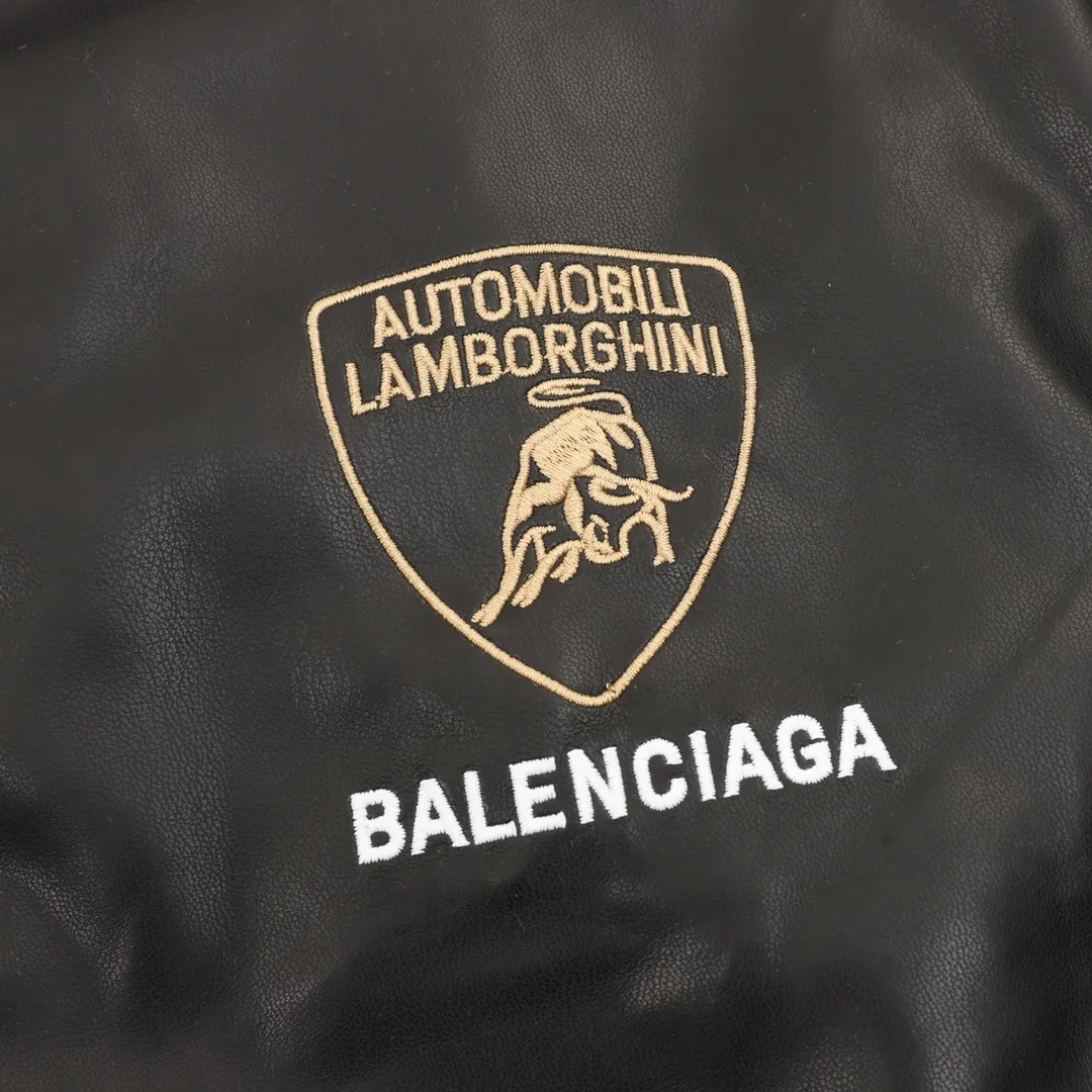 💰630 [Top version] Balenciaga / Balenciaga BLCG 25FW Lamborghini co-branded embroidered baseball flight windproof and waterproof leather jacket. The leather surface is made of fixed-dyed fixed-color artificial imitation lambskin PU. The lining is made of memory lining. Composite pearl quilting is added to the lining. Pilot's classic Alpha Air Force jacket design. 3D three-dimensional tailoring process. Custom-woven and custom-dyed high-weight and high-density threads. High-density embroidery using Tajima embroidery machine. Inner bag design on the inside of the clothes, molded custom brand logo snap button, pure copper slider, original main mark, washed tag brand packaging, color: black, size: 46/48/50/52, size chart: length, chest, shoulder width, sleeve length, 46: 65 128 57 61 48: 67 132 59 62 50: 69 136 61 63 52: 71 140 62 64 Note: There is a difference of 1~2CM due to manual measurement.