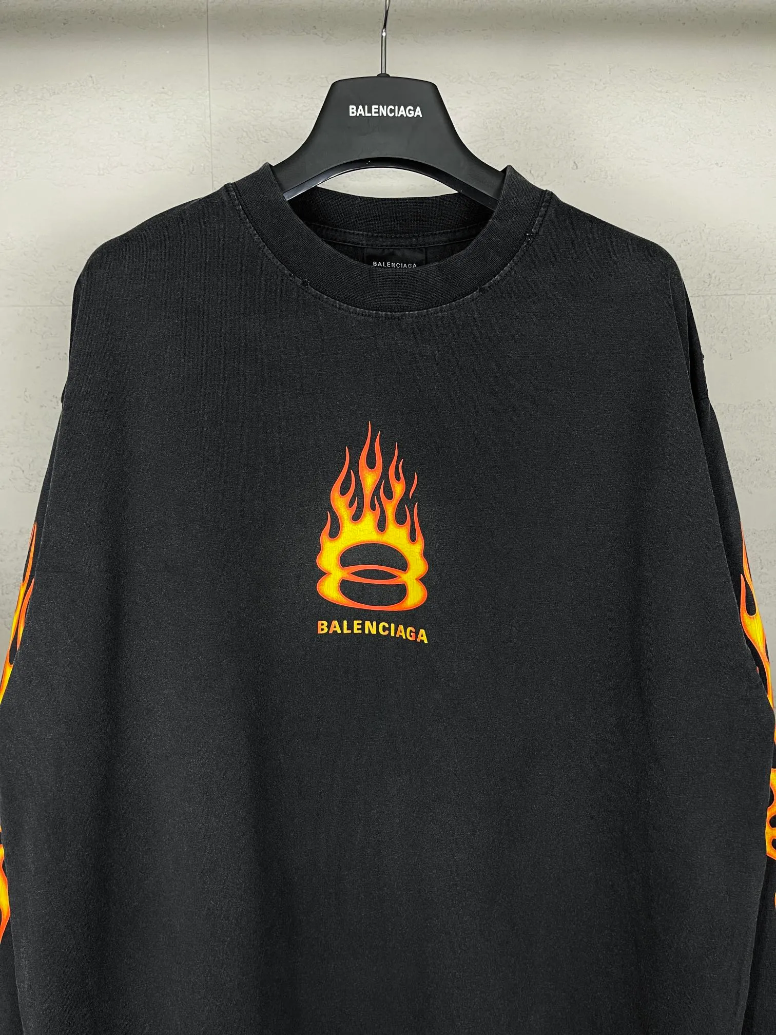 🅿️230 real photos [Top version. Official website quality] BALENCI*GA/Paris#.2024#Double Ring# Flame Direct Injection Printed Washed and Distressed Long Sleeve T-shirt 2024 New Style. Genuine product developed at the first time, widely used in the market. Happy printing comparison! The fabric is made of Paris ZP custom-woven and dyed cotton double yarn. Weighing 260 grams, the cloth surface is clean. The cloth pattern is clear, soft and comfortable. The threads are dyed with no color difference. The printing uses environmentally friendly imported materials for direct printing, with clear patterns and three-dimensional effects. The entire garment is washed, distressed and worn. The version adopts OS loose shoulder design. Same style for men and women. Code: BL225037 Color: washed black Size: XS S M L