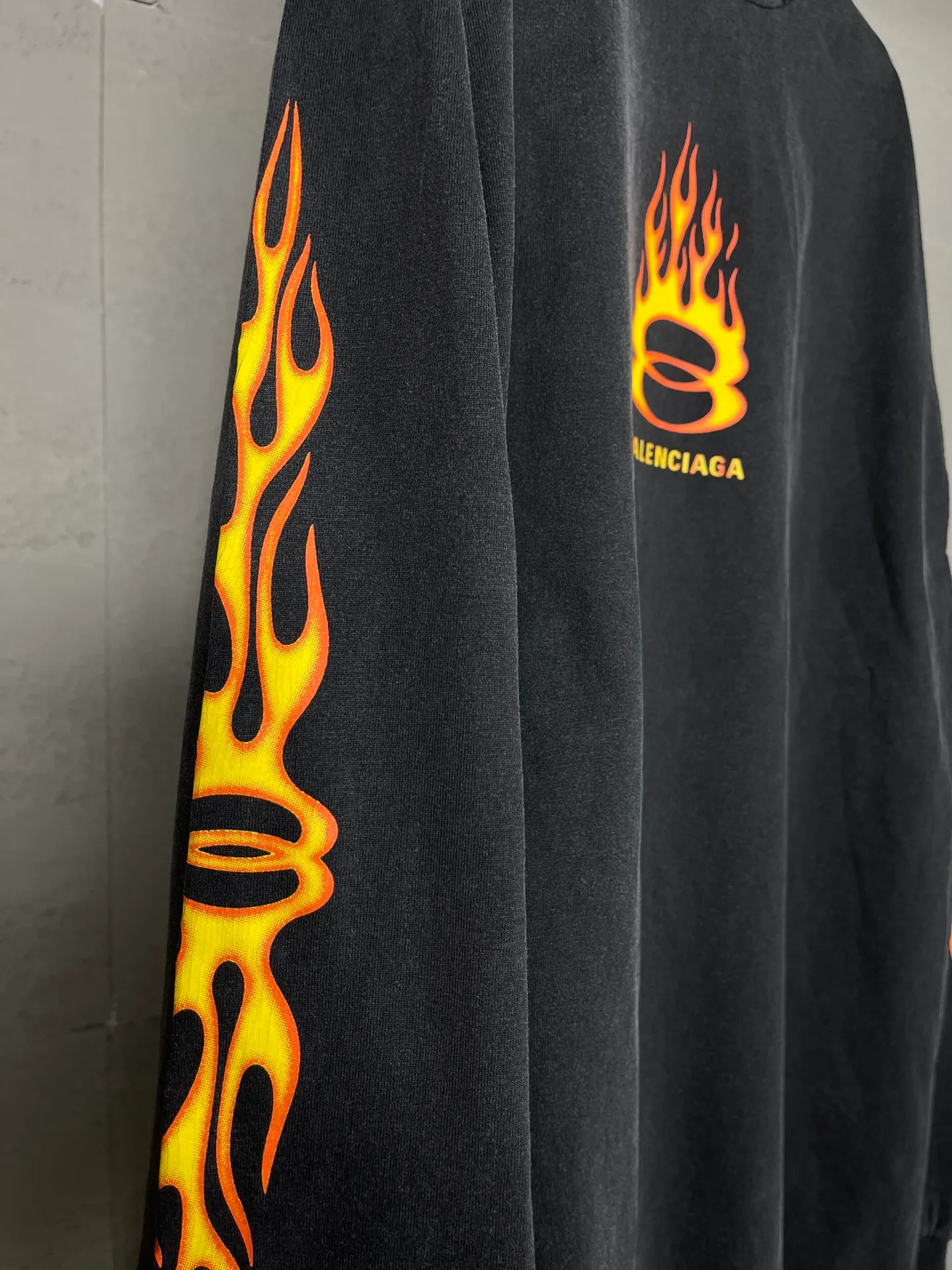 🅿️230 real photos [Top version. Official website quality] BALENCI*GA/Paris#.2024#Double Ring# Flame Direct Injection Printed Washed and Distressed Long Sleeve T-shirt 2024 New Style. Genuine product developed at the first time, widely used in the market. Happy printing comparison! The fabric is made of Paris ZP custom-woven and dyed cotton double yarn. Weighing 260 grams, the cloth surface is clean. The cloth pattern is clear, soft and comfortable. The threads are dyed with no color difference. The printing uses environmentally friendly imported materials for direct printing, with clear patterns and three-dimensional effects. The entire garment is washed, distressed and worn. The version adopts OS loose shoulder design. Same style for men and women. Code: BL225037 Color: washed black Size: XS S M L