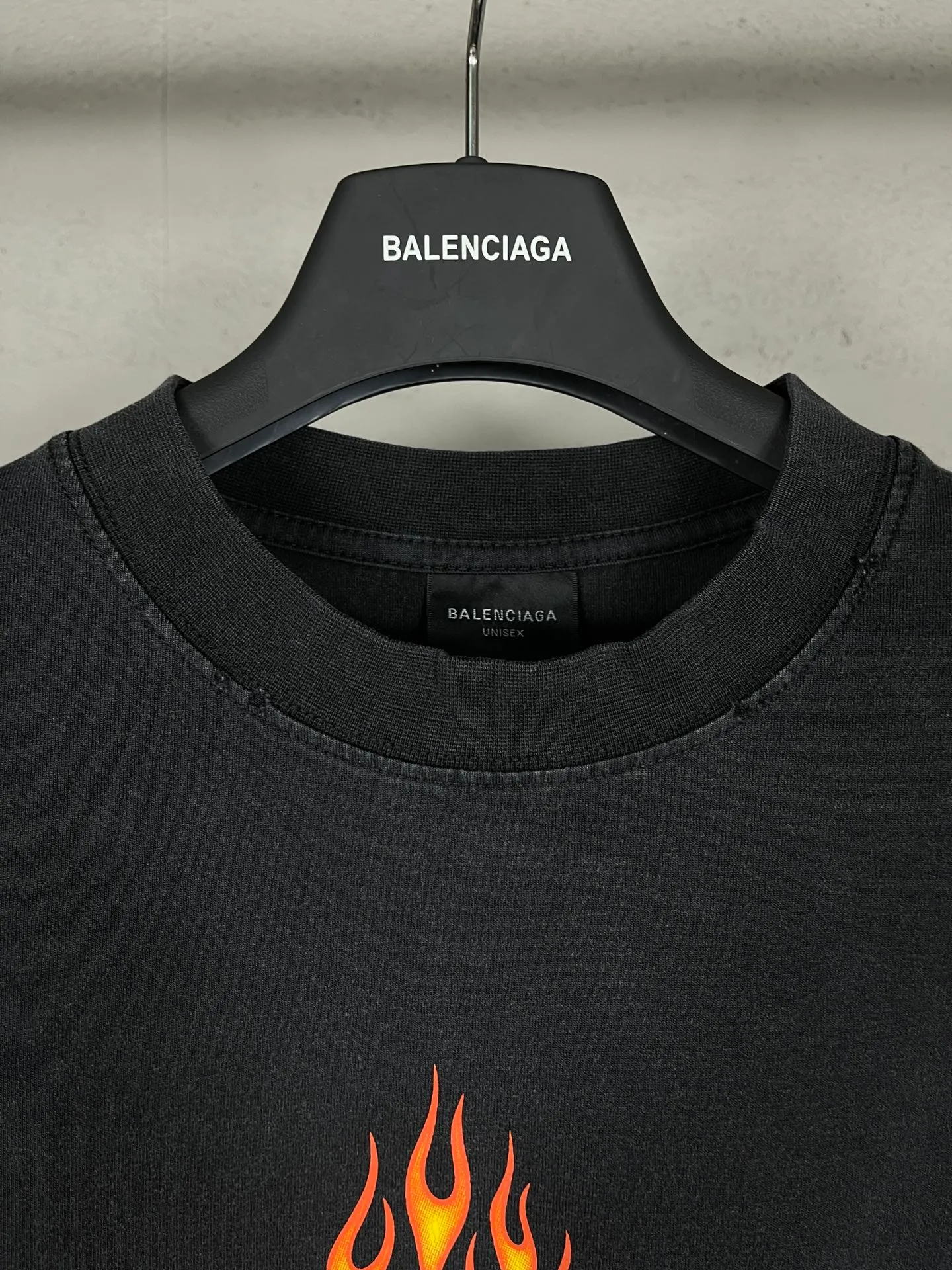 🅿️230 real photos [Top version. Official website quality] BALENCI*GA/Paris#.2024#Double Ring# Flame Direct Injection Printed Washed and Distressed Long Sleeve T-shirt 2024 New Style. Genuine product developed at the first time, widely used in the market. Happy printing comparison! The fabric is made of Paris ZP custom-woven and dyed cotton double yarn. Weighing 260 grams, the cloth surface is clean. The cloth pattern is clear, soft and comfortable. The threads are dyed with no color difference. The printing uses environmentally friendly imported materials for direct printing, with clear patterns and three-dimensional effects. The entire garment is washed, distressed and worn. The version adopts OS loose shoulder design. Same style for men and women. Code: BL225037 Color: washed black Size: XS S M L