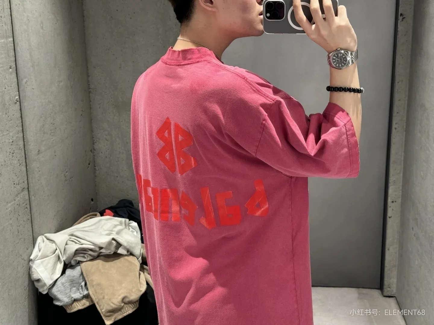 🎀Hot model pictures🎀Balenciaga tape new style rose red front and back letter masking tape short-sleeved T-shirt 280 grams full of texture, clean cloth, soft and comfortable. Solona thread dyeing without color difference. The fabric is made of 16s single yarn combed cotton plain weave. The original is custom-dyed in gray and black, and the front panel is printed using an elliptical machine screen + digital direct inkjet integrated machine. Imported environmentally friendly glue + transparent slurry is used as a base and the digital slurry is scraped twice. The color is printed using digital direct inkjet printing. According to the original refined artwork, the color is deepened at the connection position of the letters. The overall visual effect is like a hand-made decal on textured paper. The back panel is printed with fluorescent ink, and all hand-painted blurred strokes at the connecting positions of the letters make the letters more three-dimensional in the overall visual effect. The ready-made garments are hand-worn and cut out, and softeners are added to sand-wash, stir-fry, make the color old and soft. os dropped shoulders, loose version, same style for men and women. Color: Rose Red Size: XS-L P:280