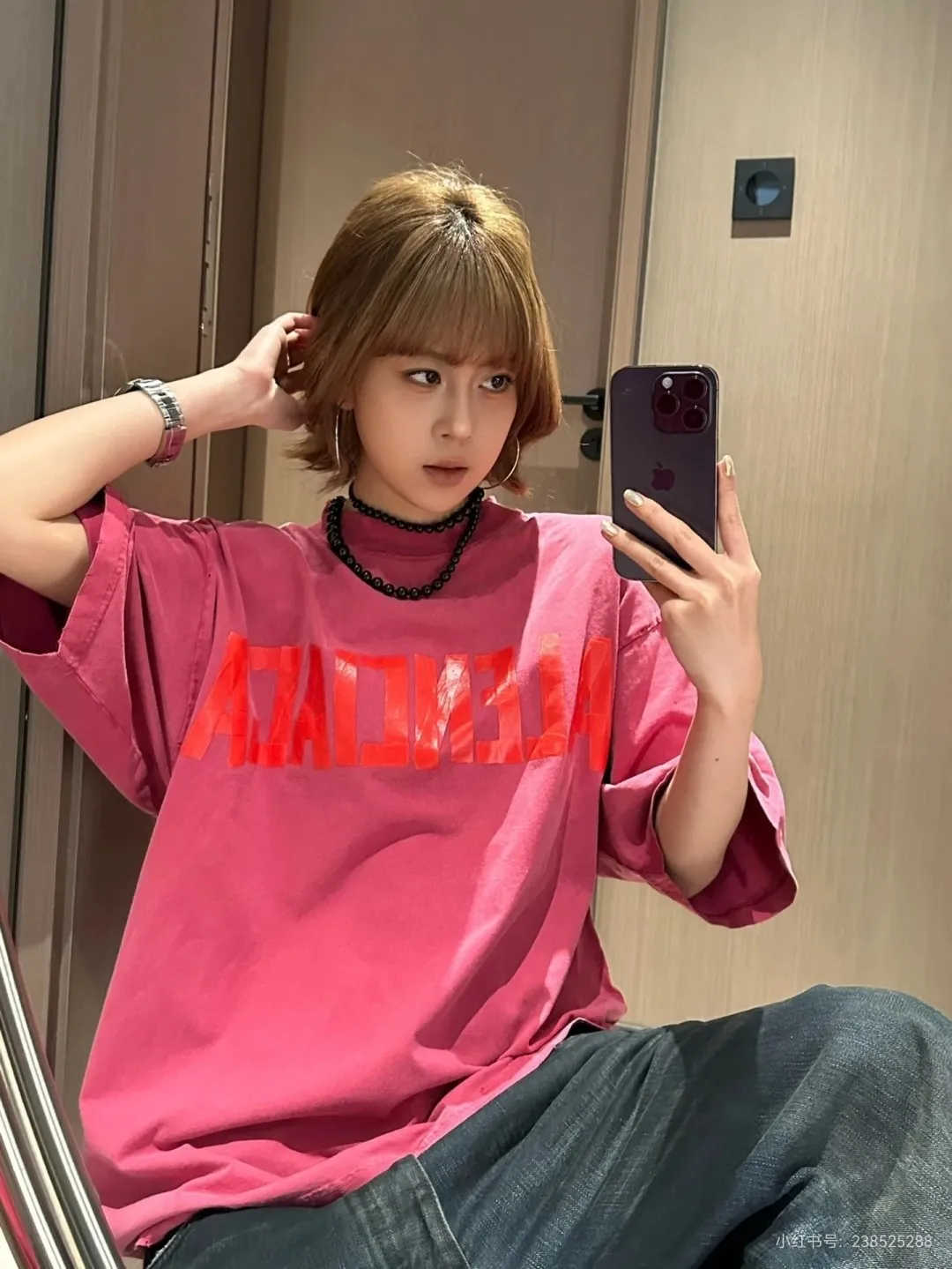 🎀Hot model pictures🎀Balenciaga tape new style rose red front and back letter masking tape short-sleeved T-shirt 280 grams full of texture, clean cloth, soft and comfortable. Solona thread dyeing without color difference. The fabric is made of 16s single yarn combed cotton plain weave. The original is custom-dyed in gray and black, and the front panel is printed using an elliptical machine screen + digital direct inkjet integrated machine. Imported environmentally friendly glue + transparent slurry is used as a base and the digital slurry is scraped twice. The color is printed using digital direct inkjet printing. According to the original refined artwork, the color is deepened at the connection position of the letters. The overall visual effect is like a hand-made decal on textured paper. The back panel is printed with fluorescent ink, and all hand-painted blurred strokes at the connecting positions of the letters make the letters more three-dimensional in the overall visual effect. The ready-made garments are hand-worn and cut out, and softeners are added to sand-wash, stir-fry, make the color old and soft. os dropped shoulders, loose version, same style for men and women. Color: Rose Red Size: XS-L P:280
